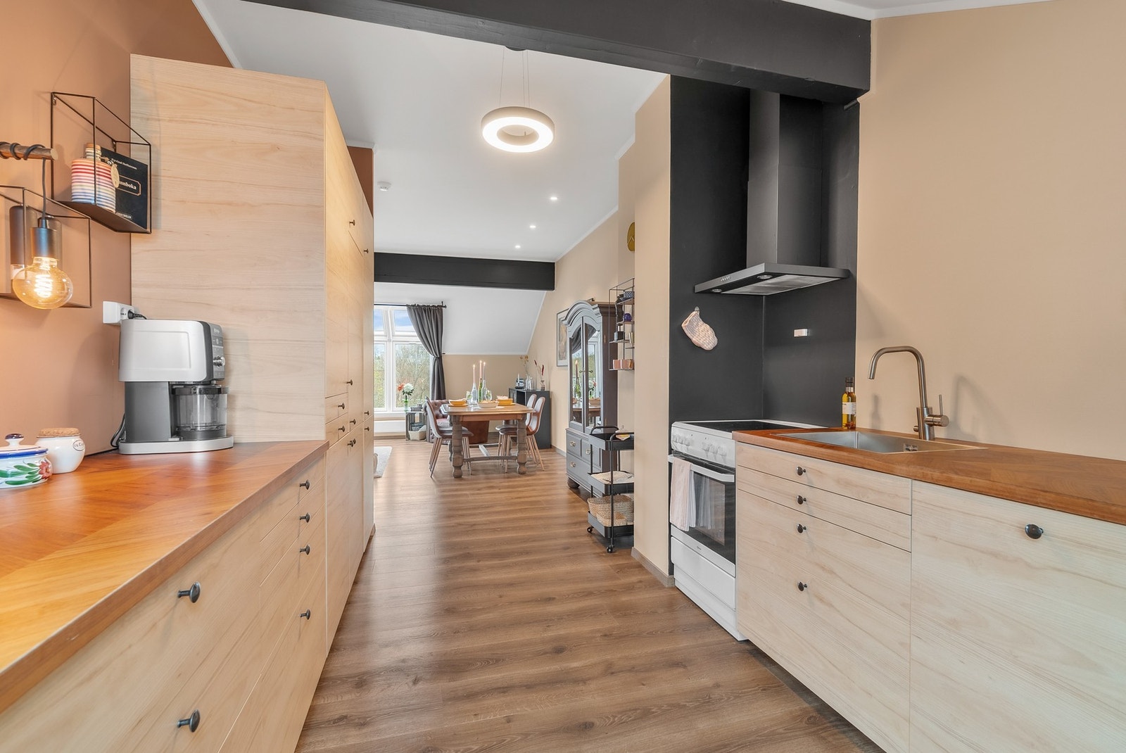 Kjøkkeninnredning med glatte fronter og benkeplate av heltre. Galleribilde