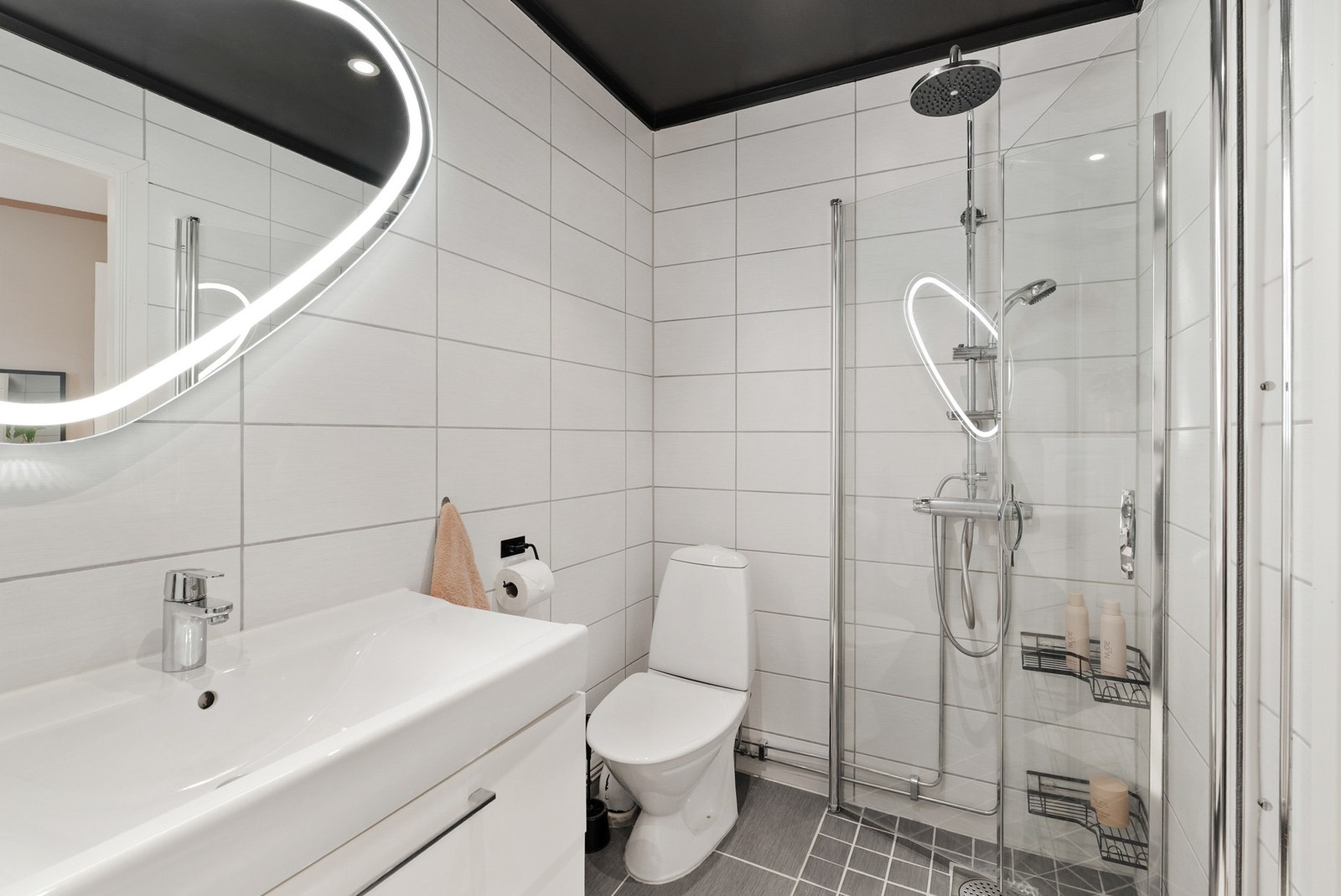 Moderne innredning, toalett, dusjhjørne og opplegg for vaskemaskin. Galleribilde