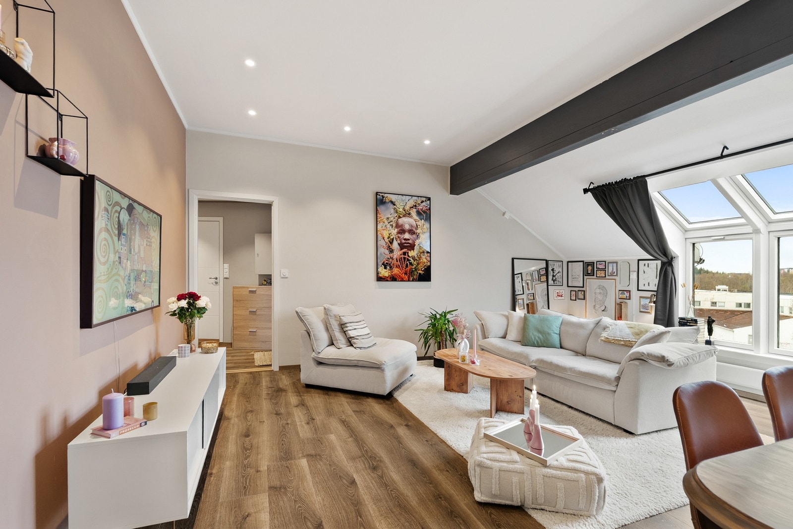 Stuen har moderne overflater med vegger malt i behagelige farger. Galleribilde