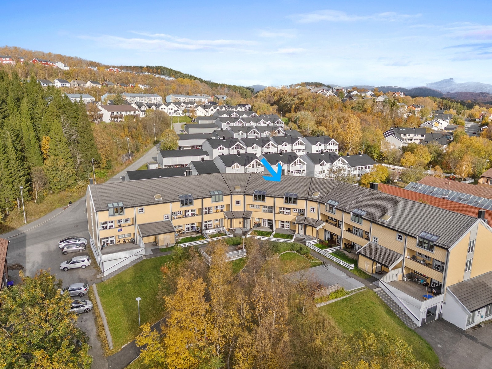 Leiligheten har meget god beliggenhet, sentralt på Mørkved med svært kort vei til universitetet, butikker, politihøgskolen mm. Galleribilde