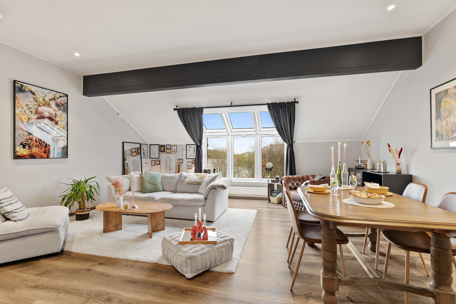 Spisestuen har god plass til sosiale stunder. Galleribilde