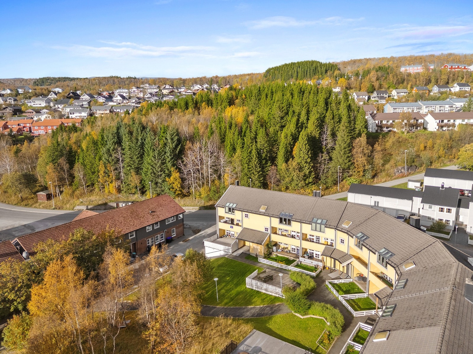 Godt og veletablert borettslag, med felles grøntområde og terrasser utenfor. Galleribilde
