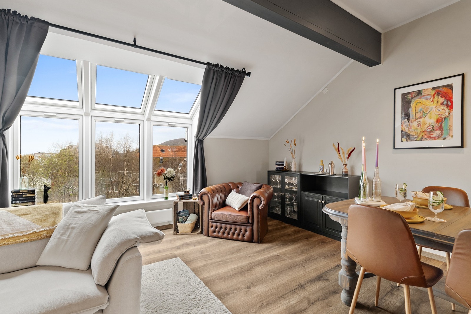 Store vindu som slipper inn godt med naturlig lys i rommet. Galleribilde