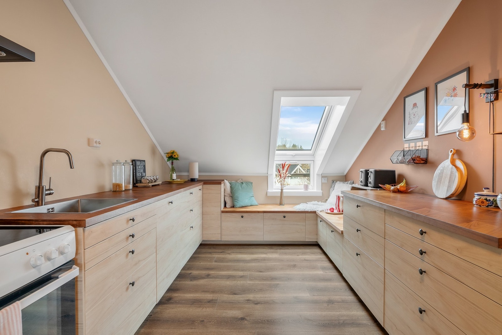 Trivelig benk integrert i innredningen. Galleribilde