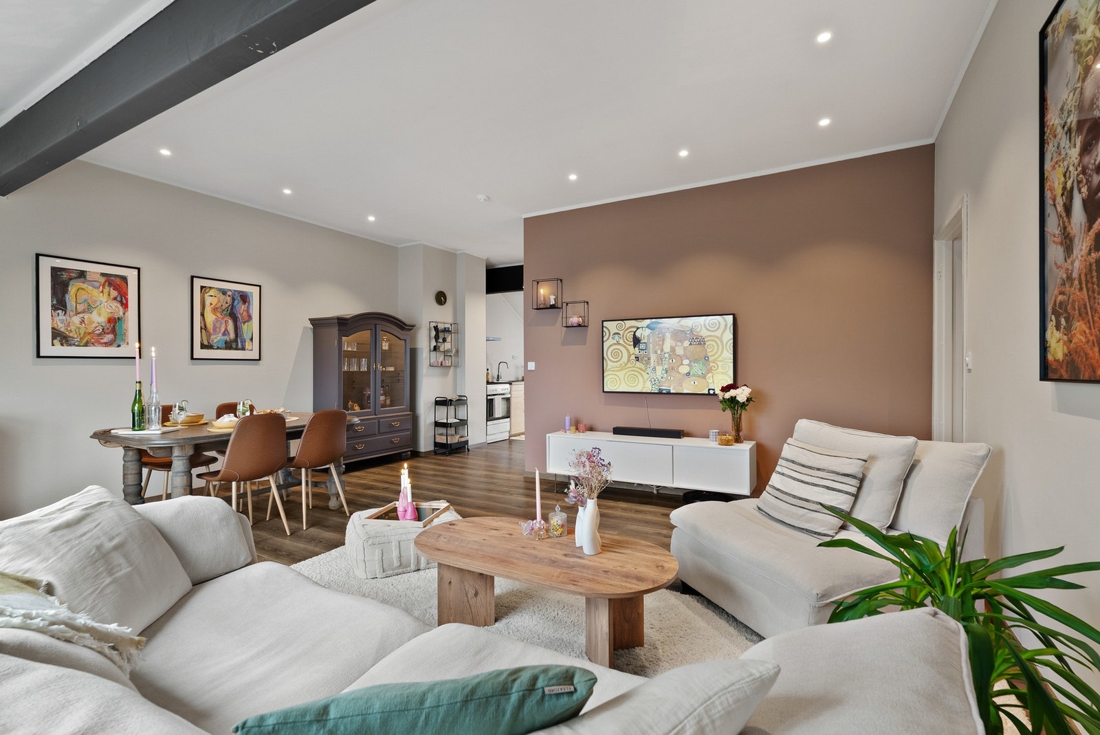 God plass til sofagruppe og spisestue. Galleribilde