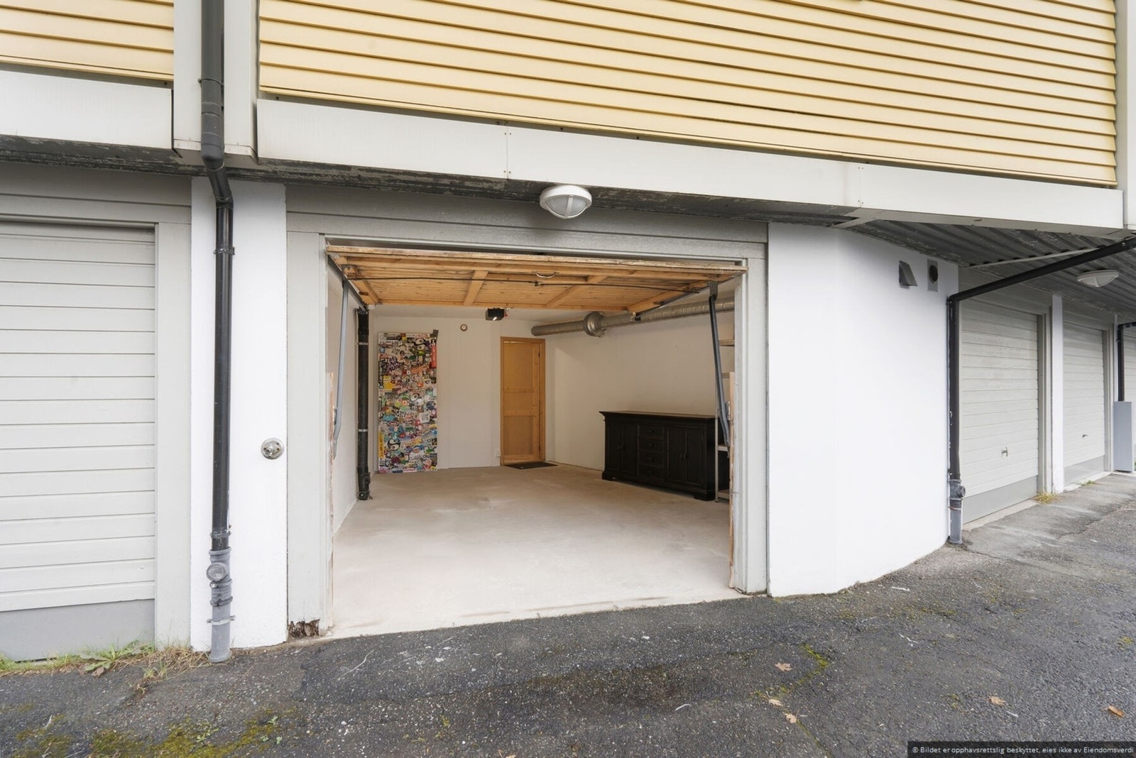 Parkering i garasje. Praktisk sportsbod i bakkant. Galleribilde