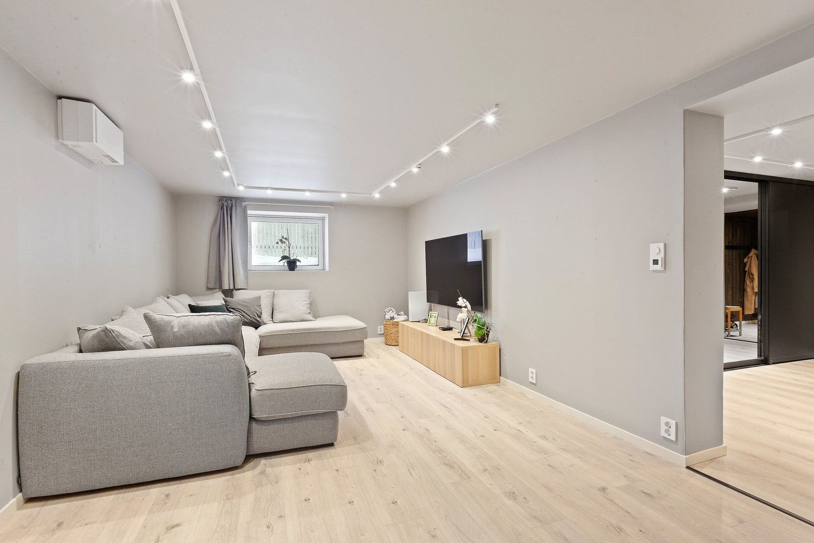 Leiligheten er som resten av boligen utført i moderne og tiltalende overflater. Galleribilde