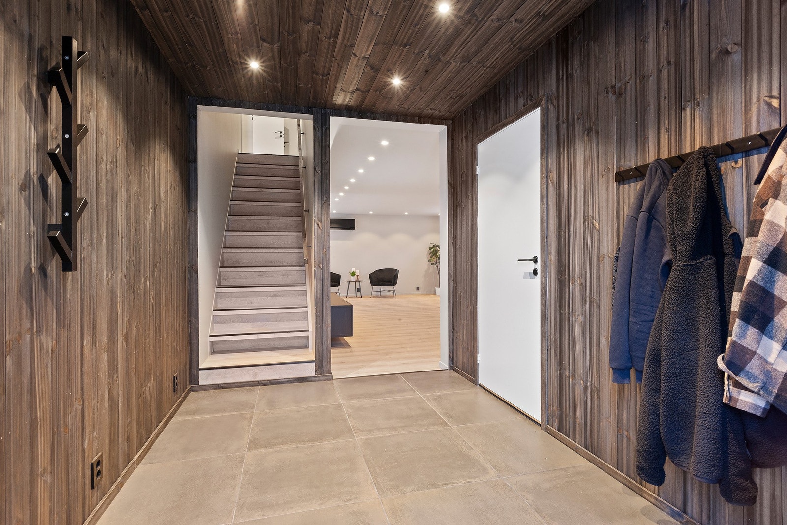 Velkommen inn! Flislagt gulv med varme. Galleribilde