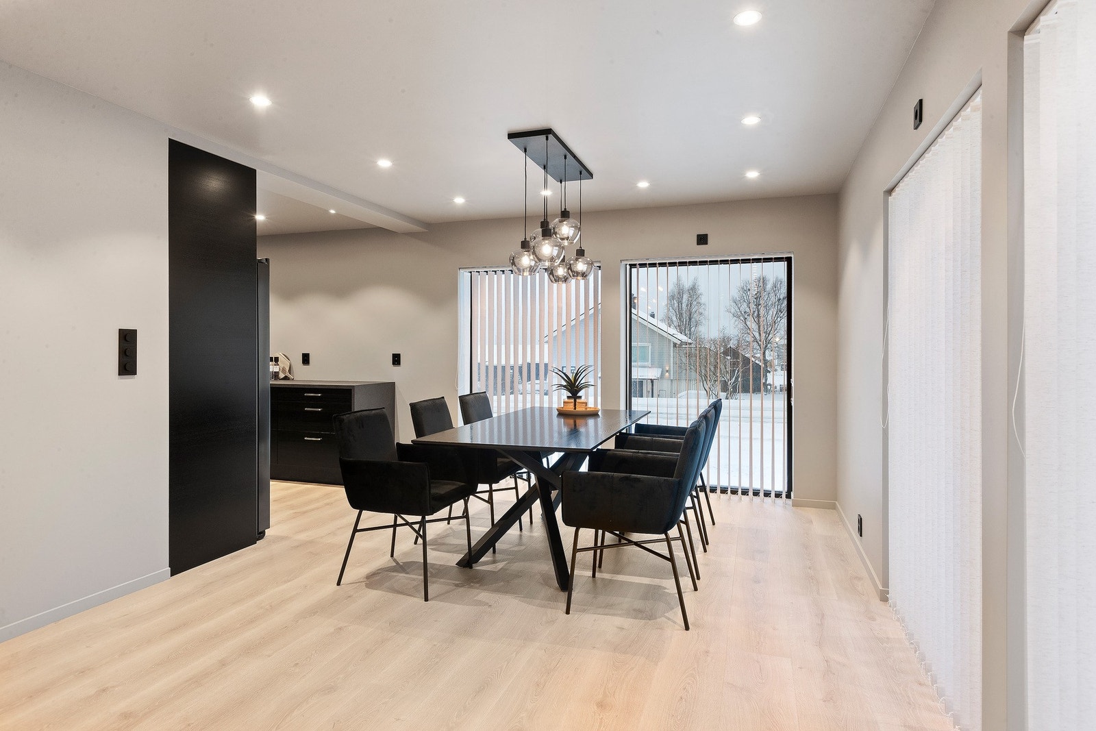 Videre inn kommer vi til spiseplass og utgang til veranda. Galleribilde