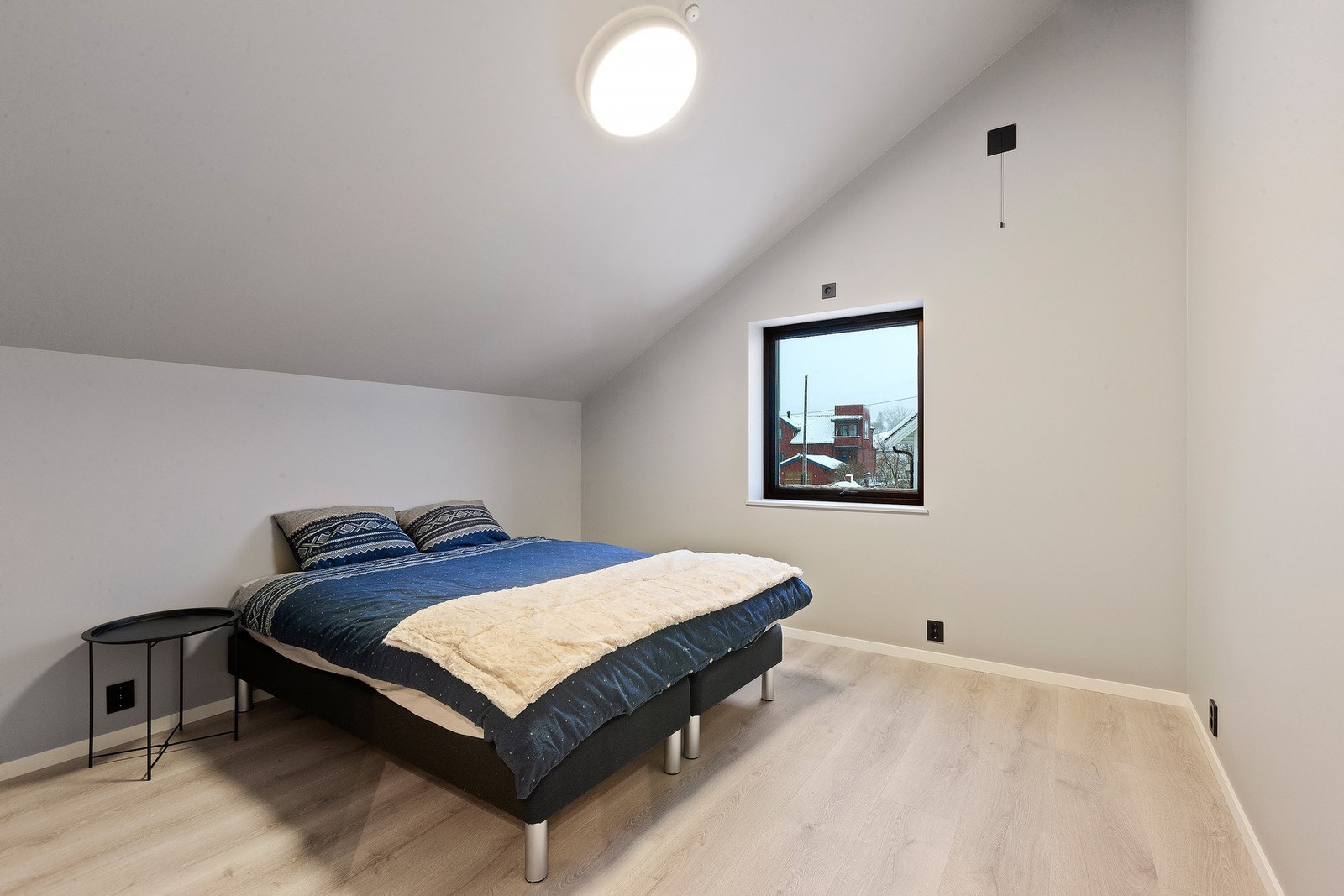 Romslige soverom på loft med god plass til både seng og tilhørende nattbord. Galleribilde