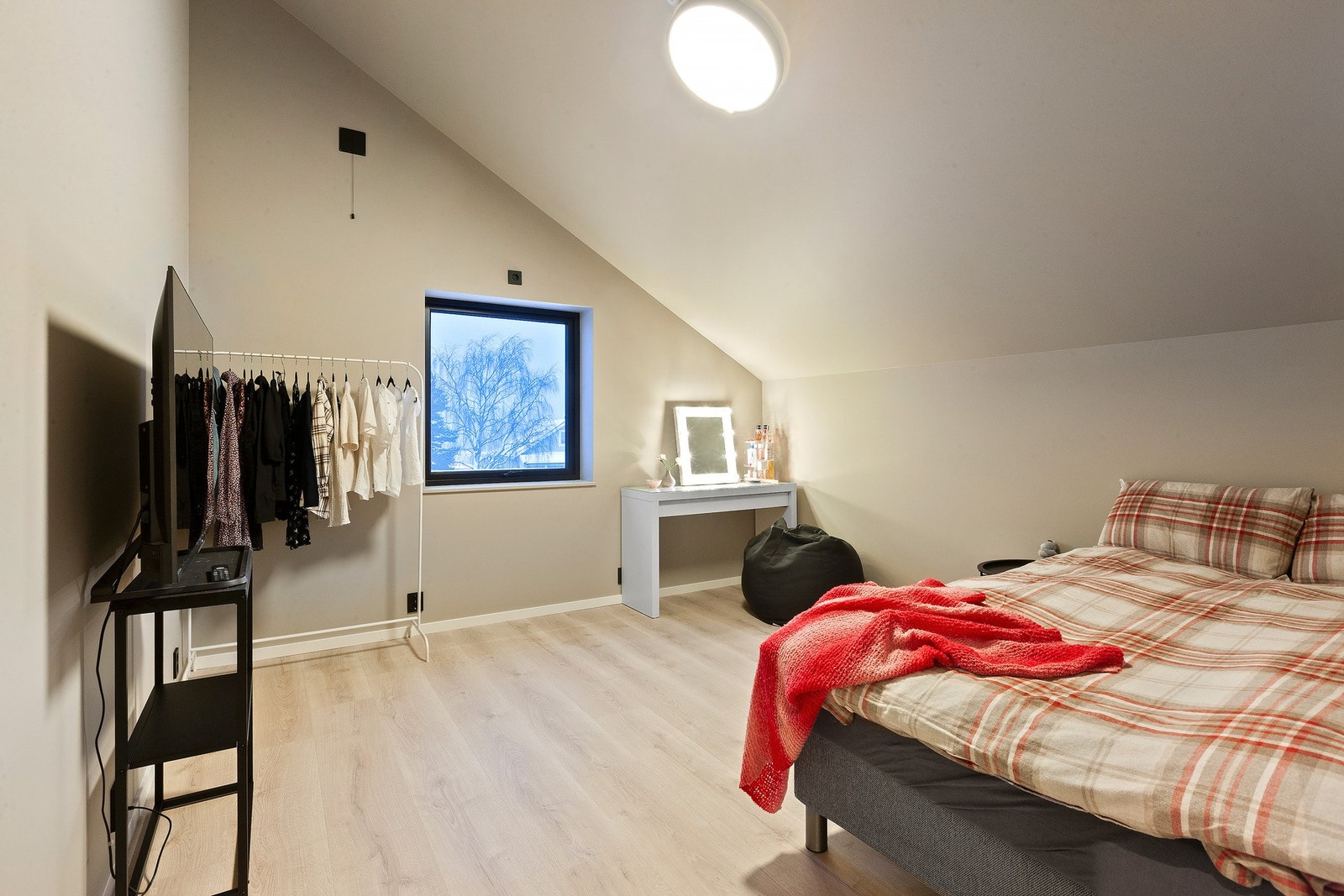 Soverom 2. Stort og innbydende soverom med gode plassforhold. Galleribilde