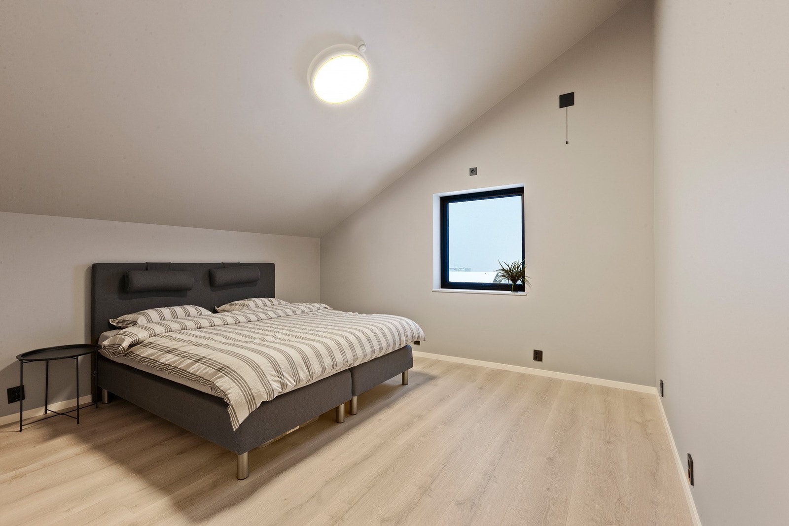 Soverom 3. Lyst og romslig soverom med plass til både seng og oppbevaring. Galleribilde
