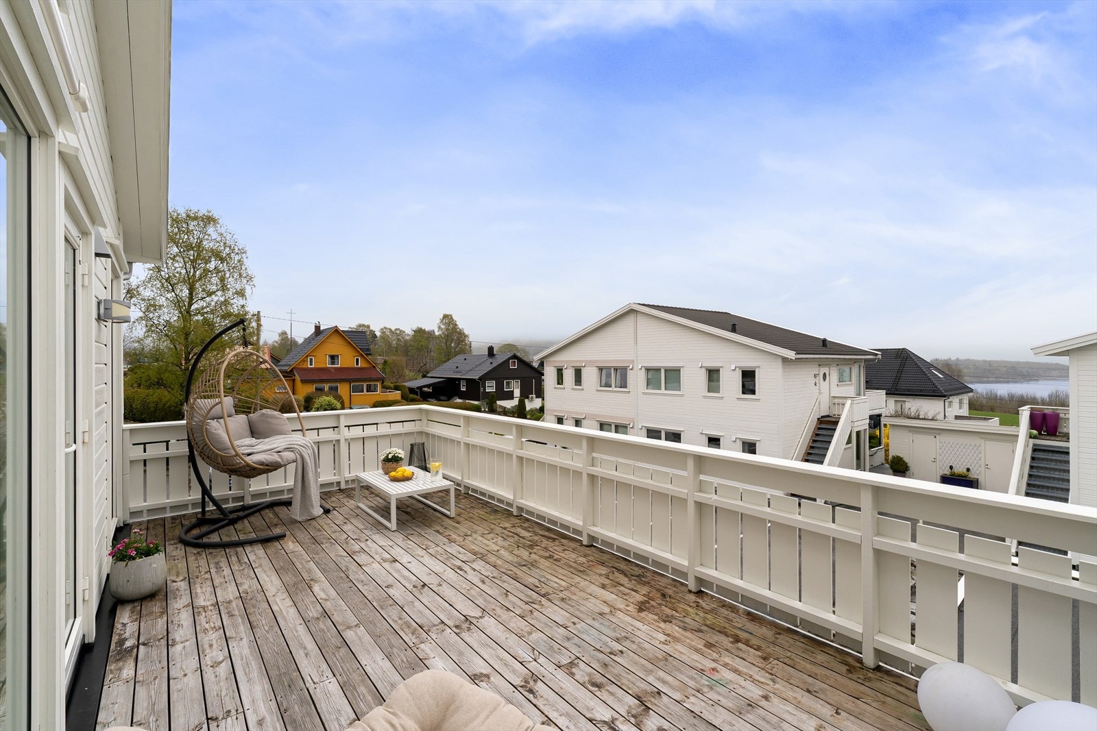 Fra stuen er det utgang til en romslig balkong på 20 m² med god plass til utemøbler. Galleribilde