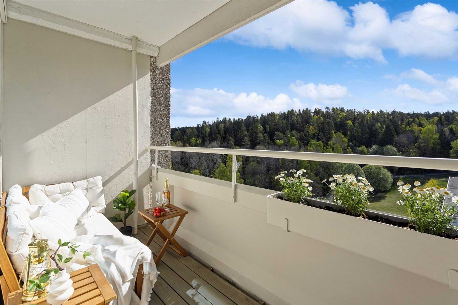 Fra stuen er det utgang til en hyggelig balkong på ca. 4,5 m², med plass til utemøbler og beplantning. Galleribilde