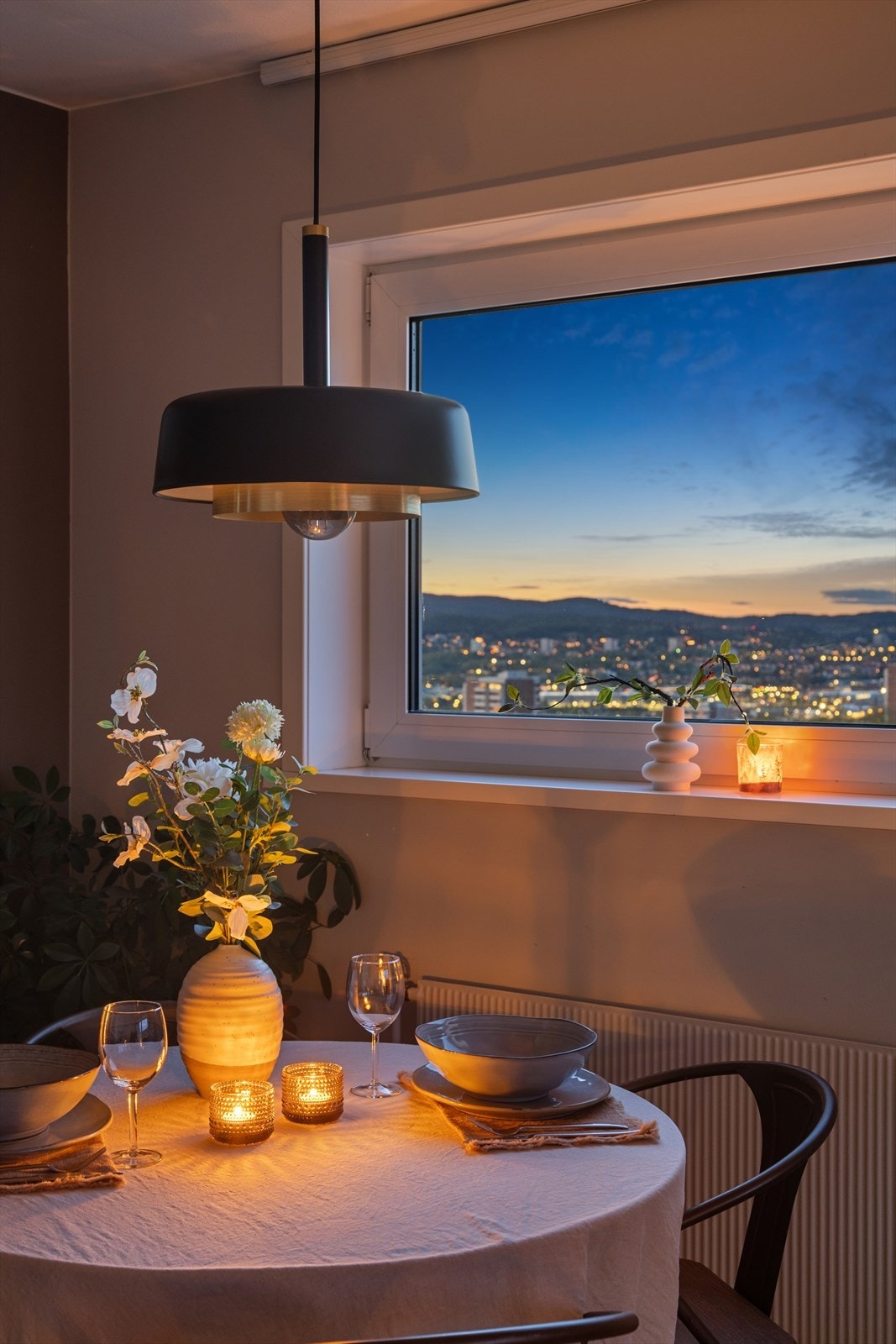 Kveldsstemning i stuen, her kan man invitere til mange hyggelige selskap. Galleribilde