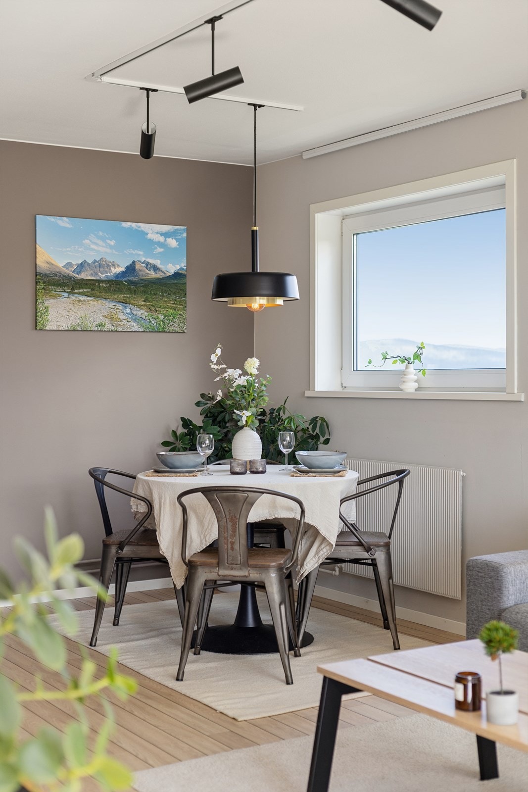 Naturlig plass til spisegruppe ved vindu. Her har du en fantastisk utsikt over byen. Galleribilde