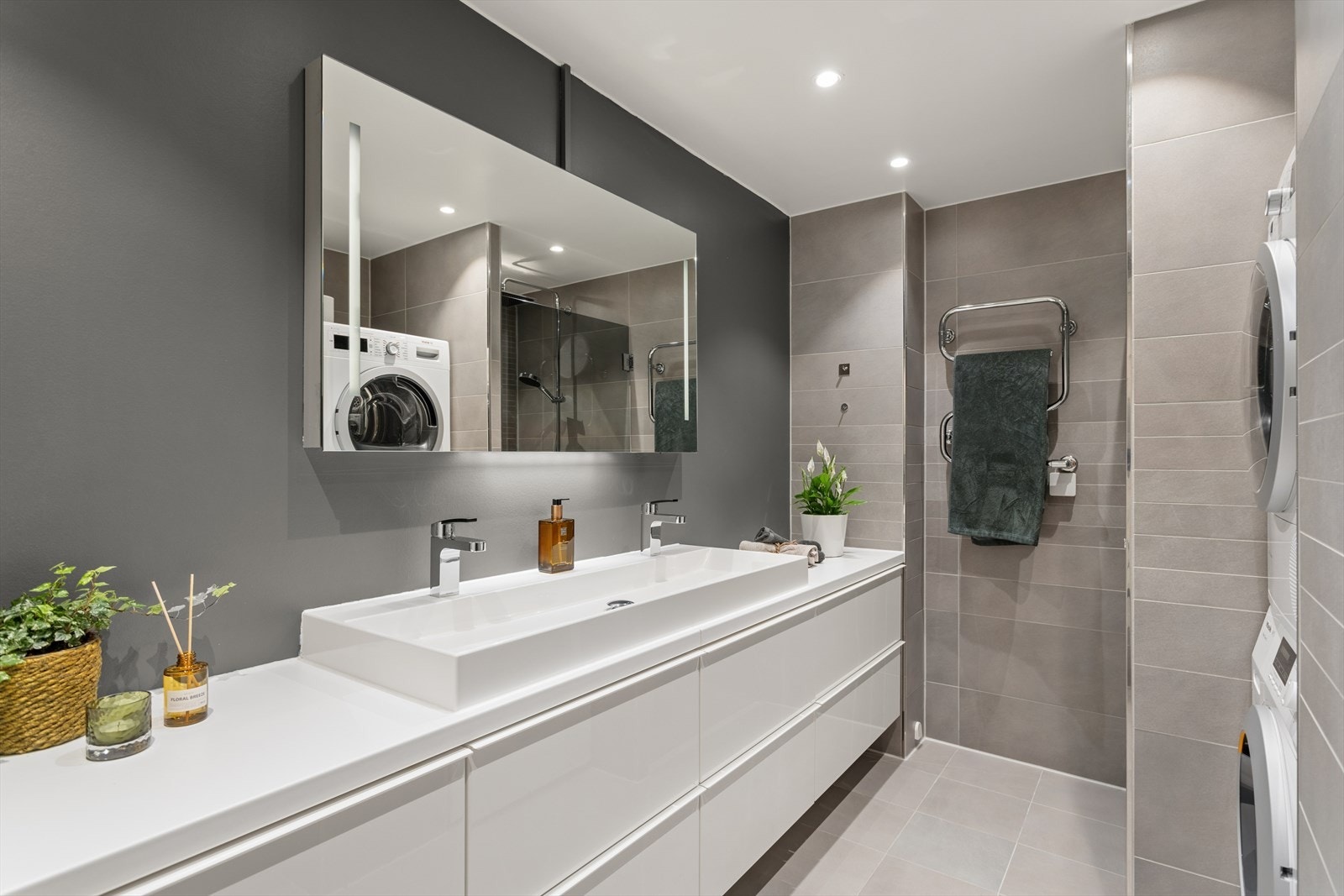 Badet er romslig og stilrent, og ble pusset opp i regi av borettslaget i 2012. Galleribilde