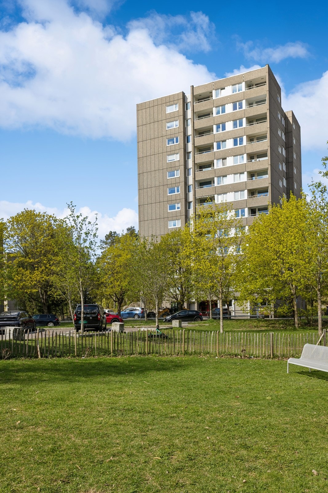 Den romslige, pent opparbeidede felles tomten på over 60 mål gir beboerne rikelig med plass til både rekreasjon og sosialt samvær. Galleribilde