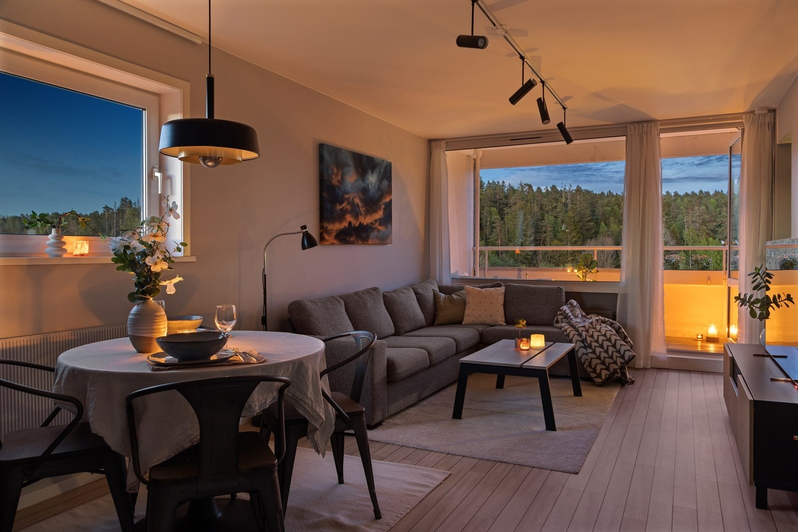 Stuen fremstår som lys og romslig, med gode møbleringsmuligheter for både sofagruppe, TV-løsning og spisebord. Galleribilde