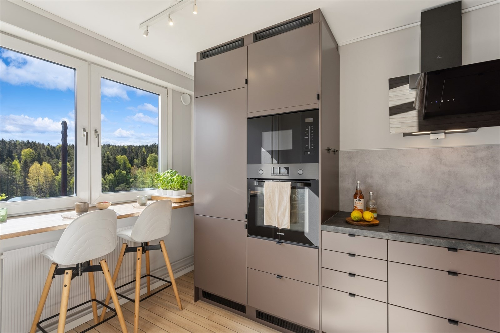Kjøkkenet er godt utstyrt med integrerte hvitevarer, herunder kjøl-/fryseskap, oppvaskmaskin, platetopp, mikrobølgeovn og stekeovn. Galleribilde