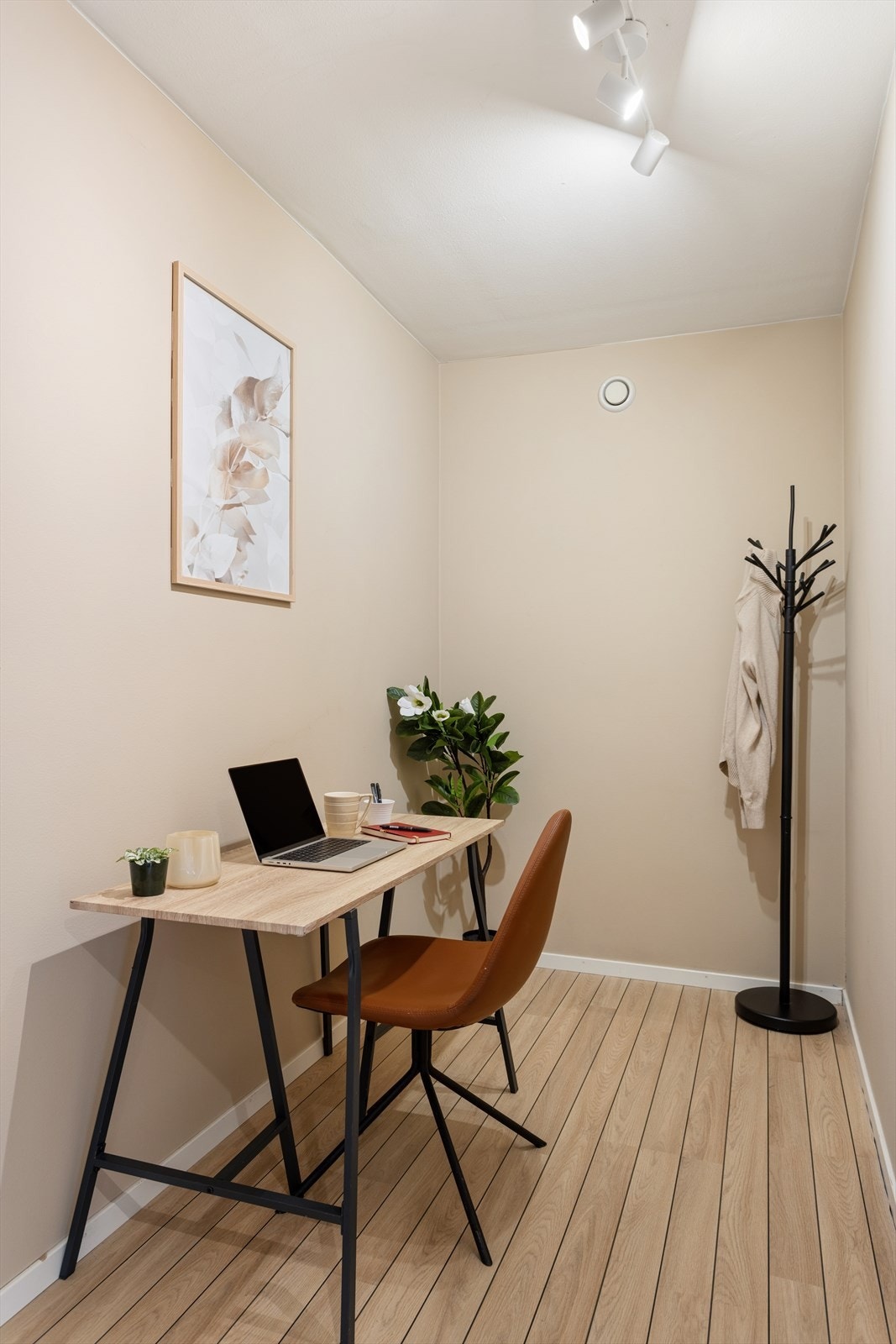 I tilknytning til entréen finner du en romslig, innvendig bod med gode oppbevaringsmuligheter. Galleribilde