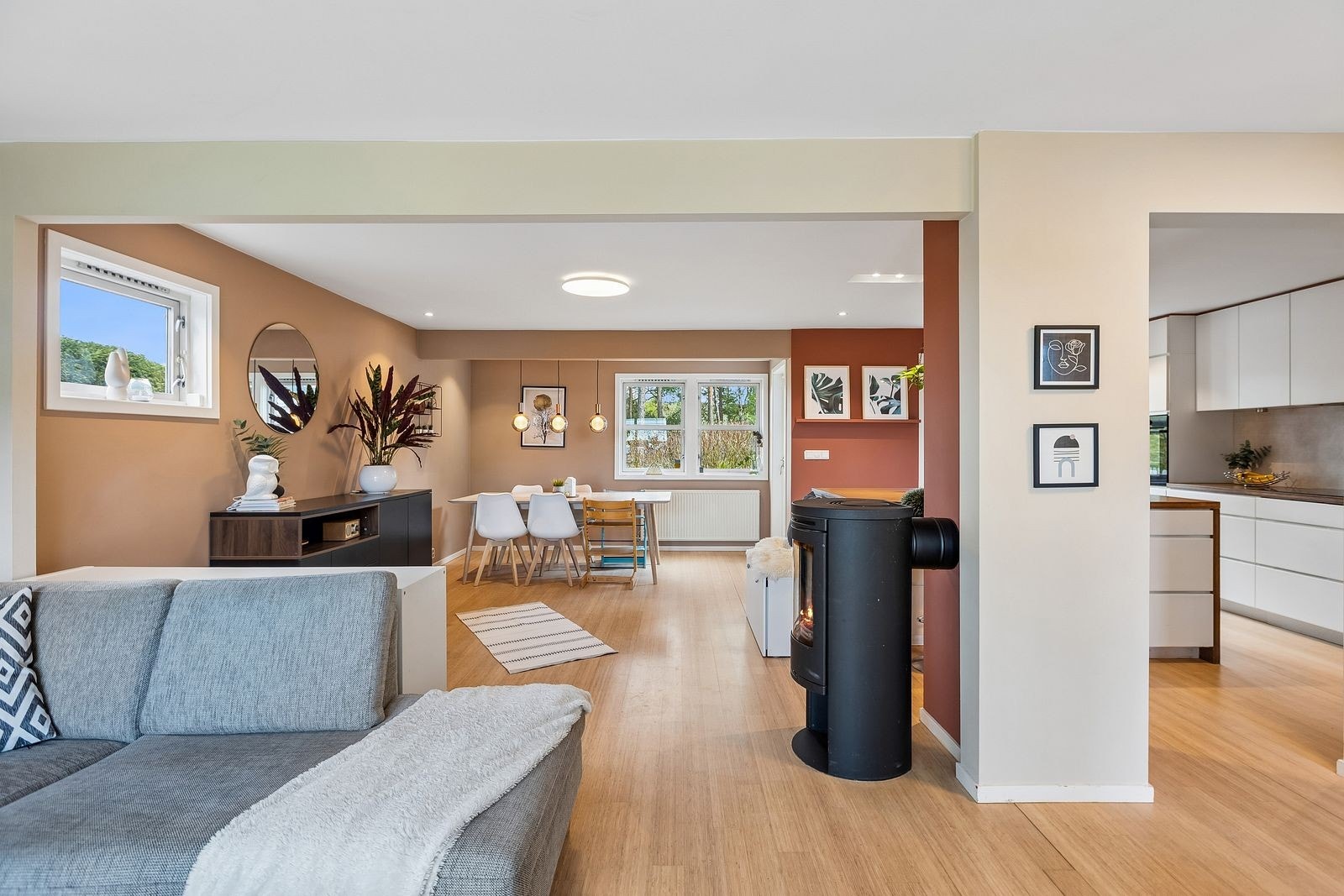 Stuen er delt inn i ulike soner som gir god plass til både spisebord og sofagruppe. Galleribilde