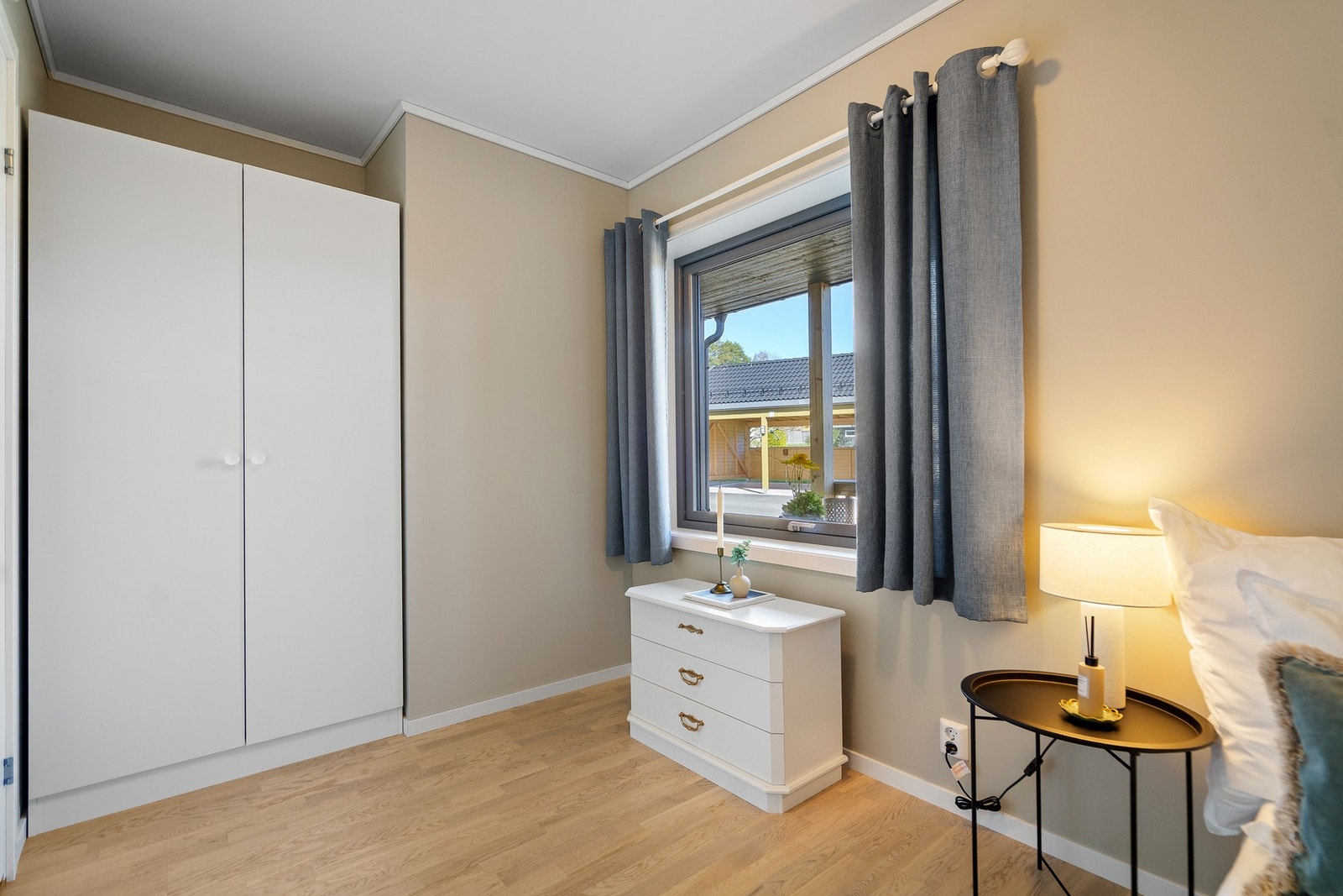 Soverom 2 med garderobe Galleribilde