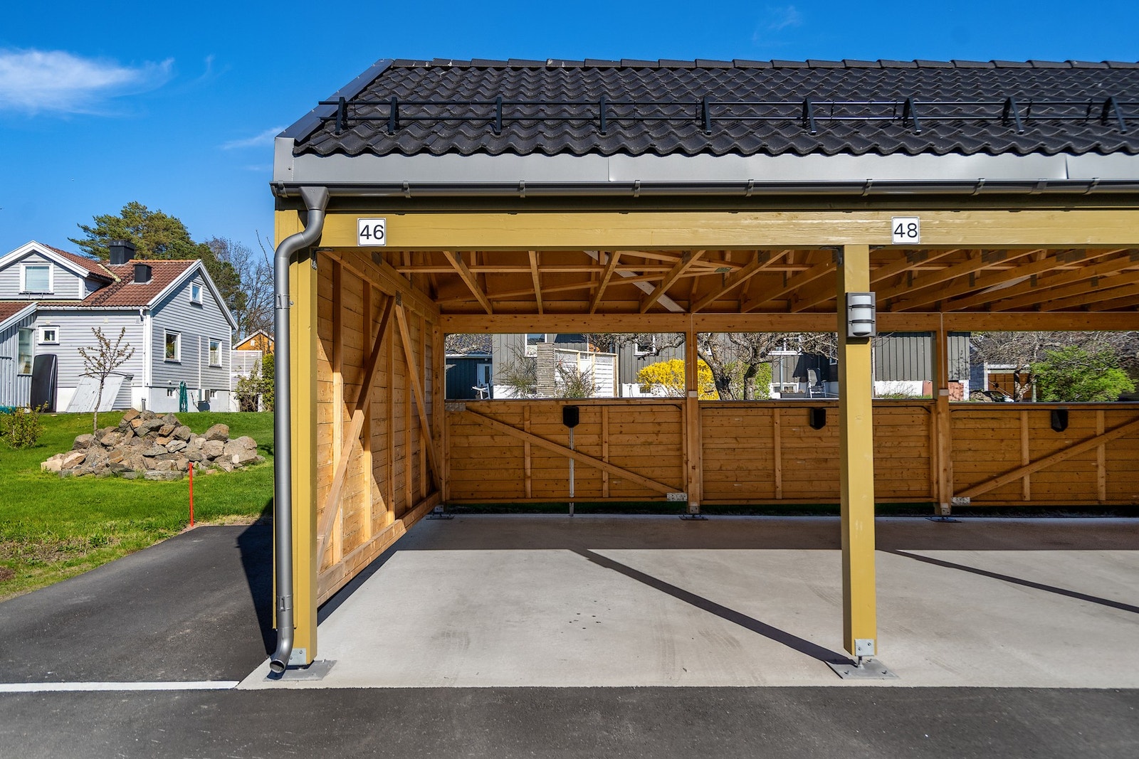 Carport med el.bil lader Galleribilde