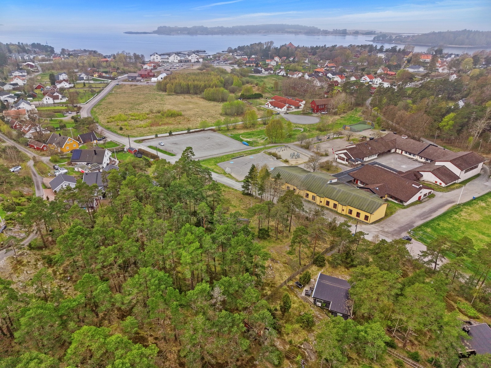 Støtvigveien 60 gir en fin anledning til å etablere seg i et attraktivt og veletablert område, med nærhet til skole, barnehage, sjø, turterreng og lokale møteplasser. Galleribilde