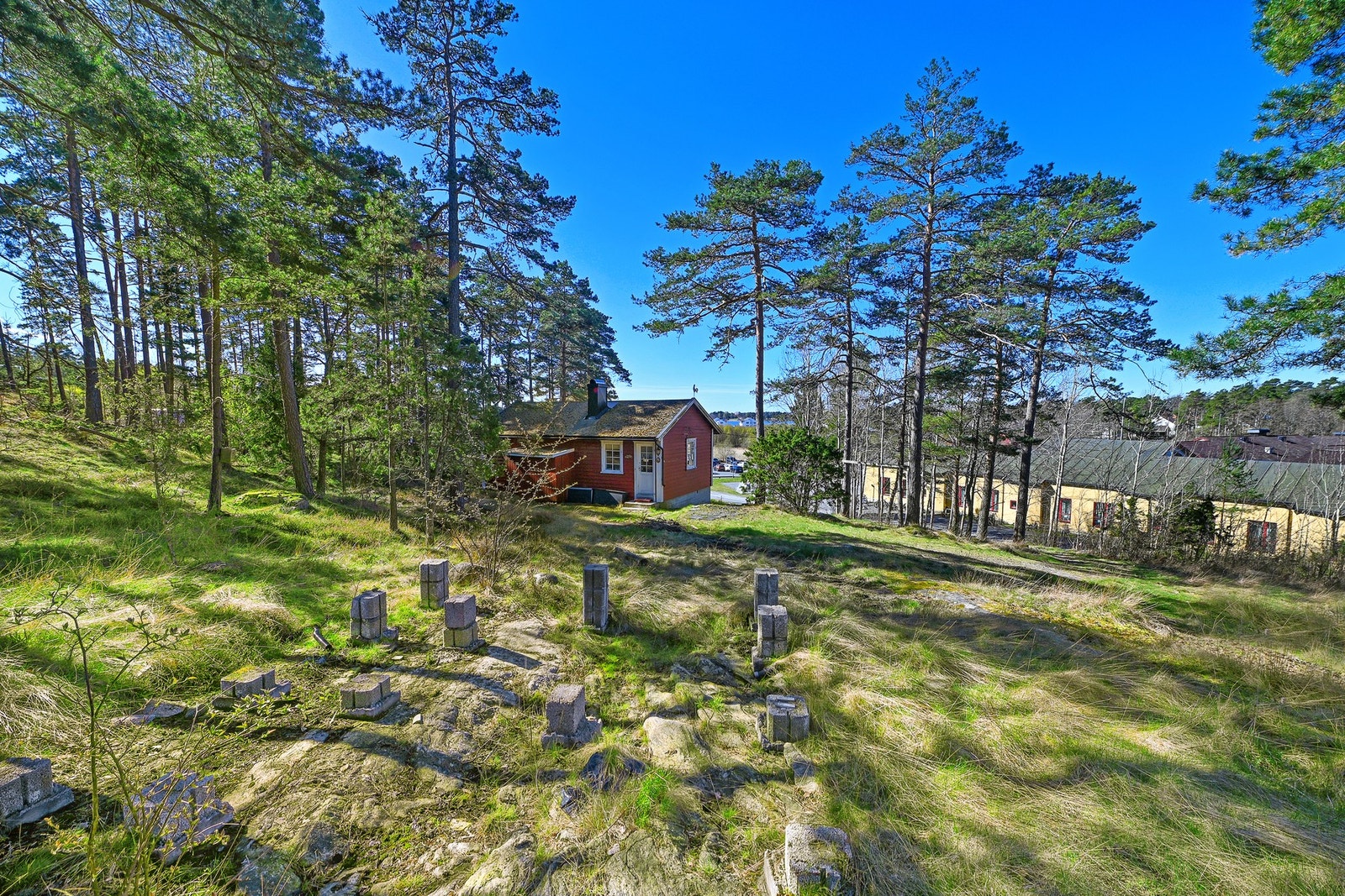 Eiendommen har tidligere vært benyttet som fritidseiendom, med eldre hyttebebyggelse på 134/139 og tidligere uthus på 134/176. Galleribilde