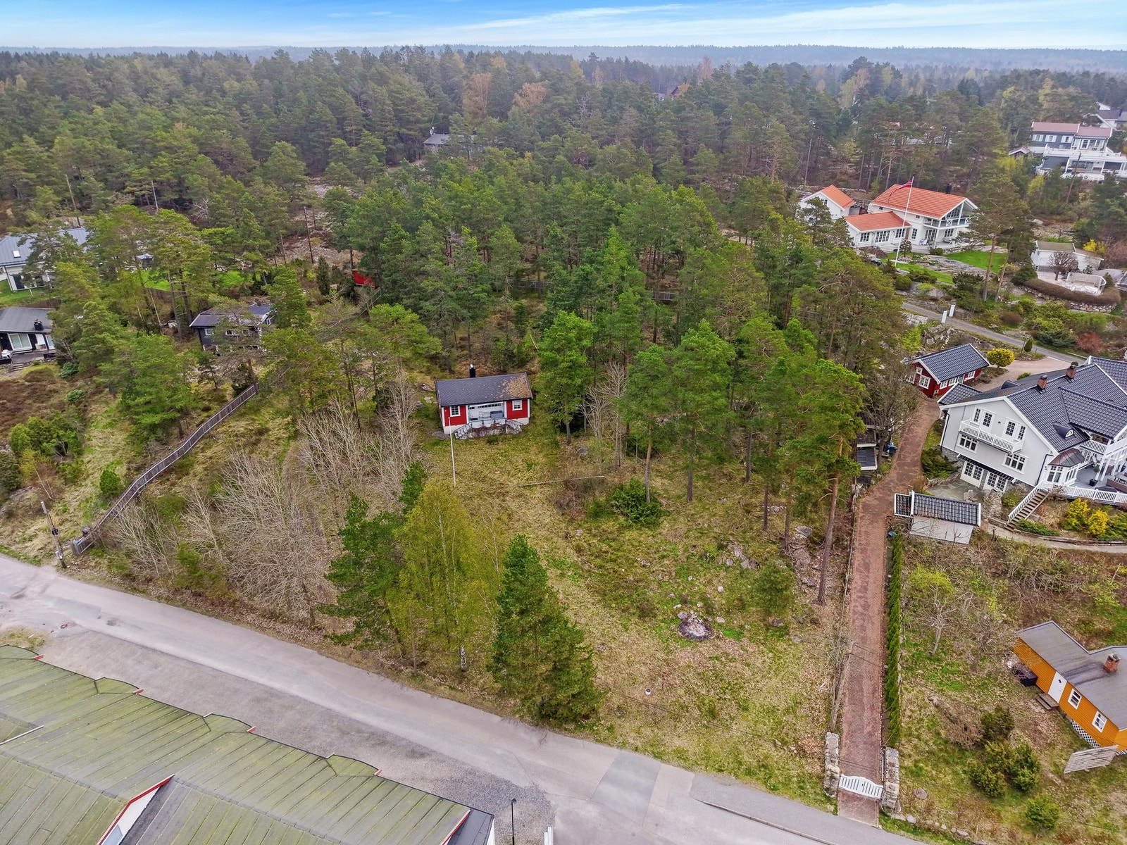 Ved oppføring av nye boliger må disse tilknyttes offentlig nett og kjøper/utbygger må selv avklare nødvendig prosjektering og kostnader med kommunen. Galleribilde