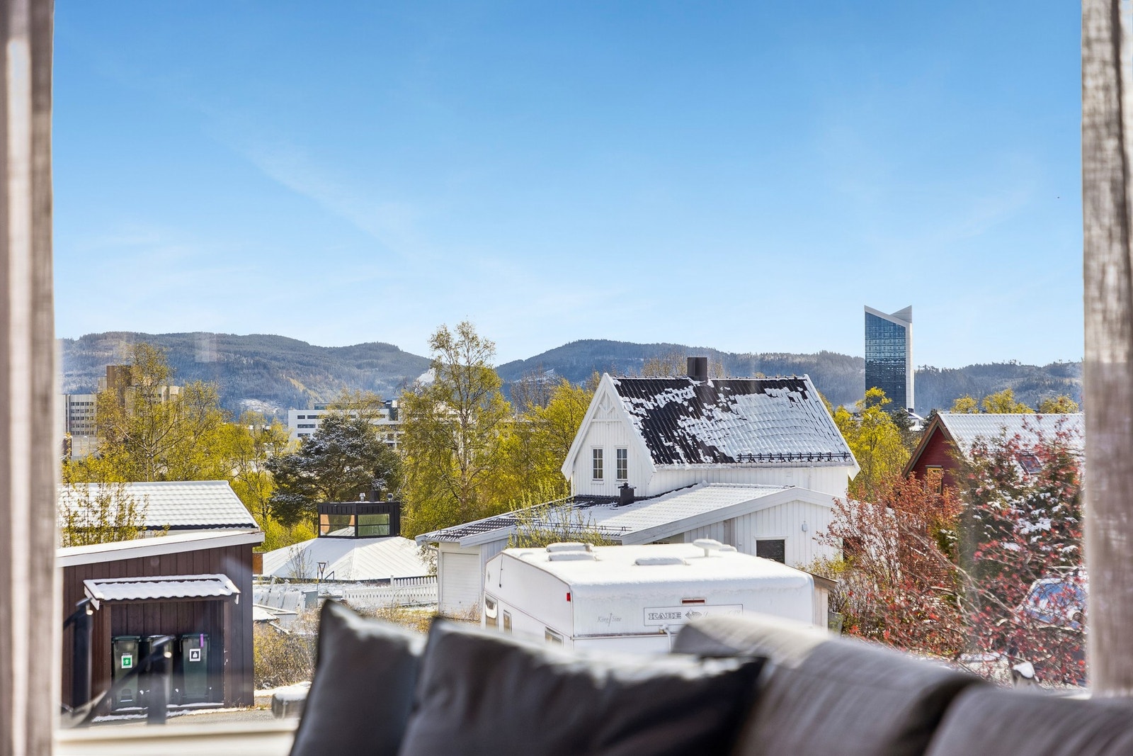 Her kan man nyte en god kopp kaffe og se solen stå oppover fjellene. Galleribilde