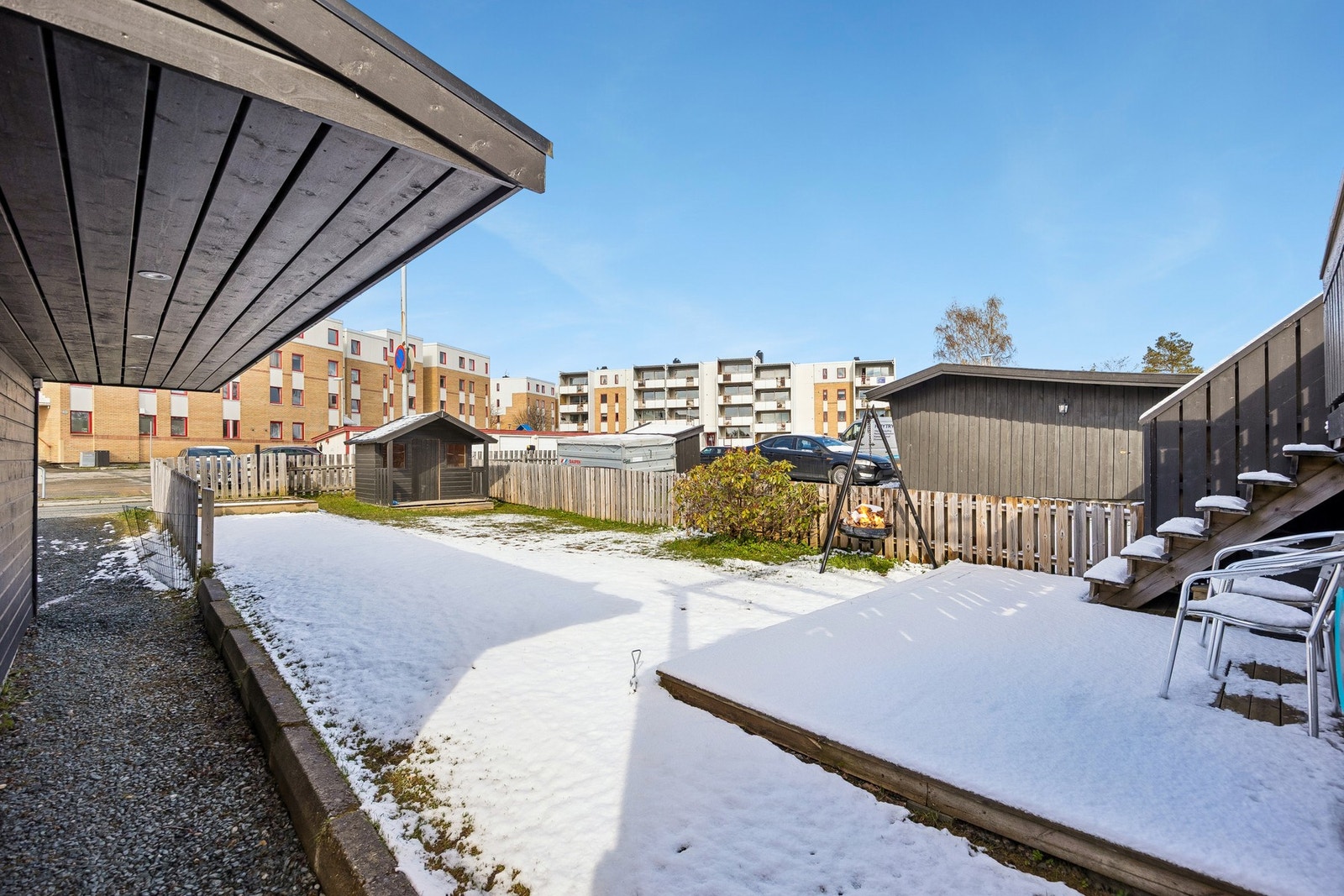 Fremsiden har et pent opparbeidet grøntareal og markterrasse med trapp opp til balkongen. Galleribilde