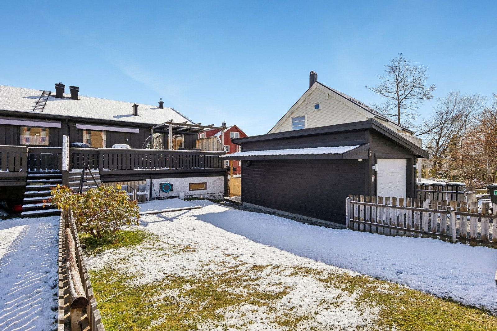 Garasje oppsatt i 2018 og har montert el-billader med egen kurs i garasjen. . Galleribilde