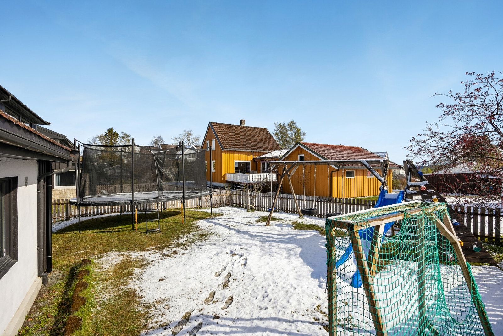 Uteområdet gir fantastiske solforhold på varme sommerdager, samt fine muligheter for barn til å leke! Galleribilde