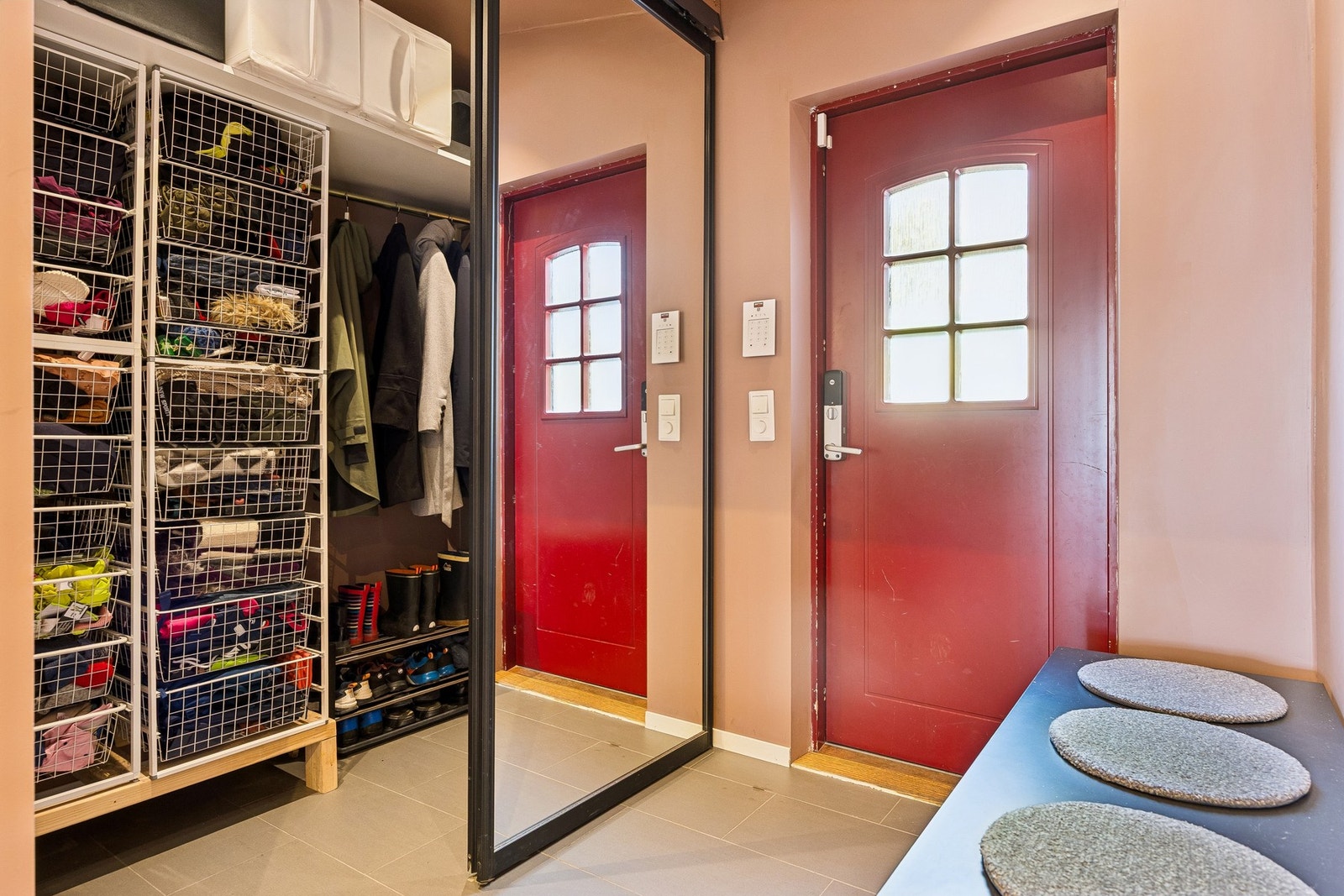 Flislagt entre med gulvvarme og har en stor "walk-in-garderobe" som lar deg lagre klær, sykkelhjelmer, barnevogn og utstyr bak skyvedørene. Galleribilde