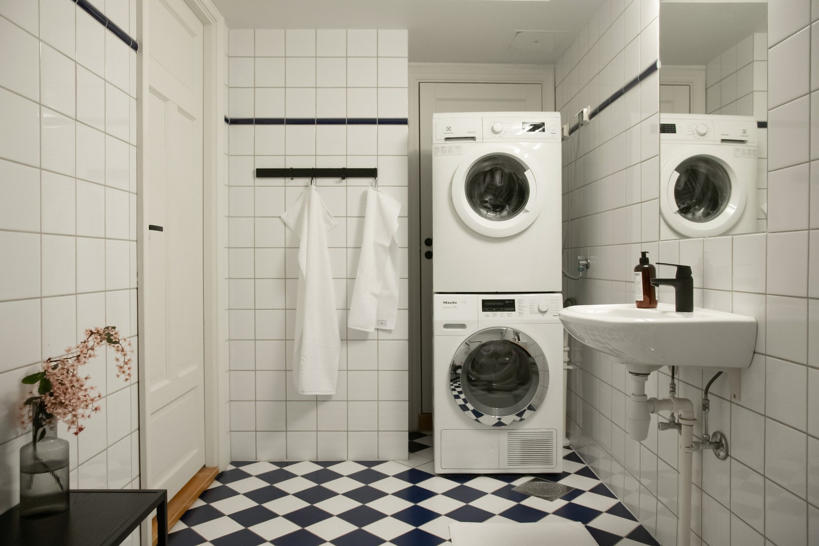 Badet er utstyrt med badekar med dusjmulighet, servant, toalett samt opplegg for vaskemaskin. Galleribilde