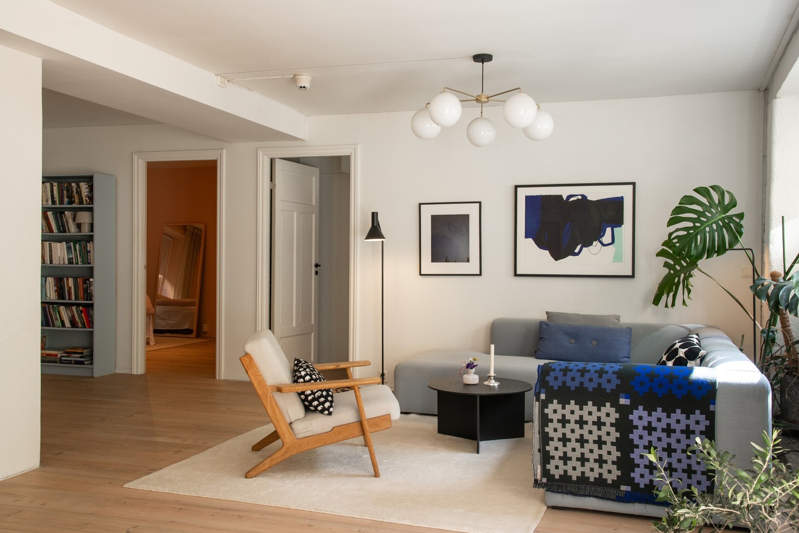 Stuen har god plass til både sofagruppe og spisebord. Galleribilde