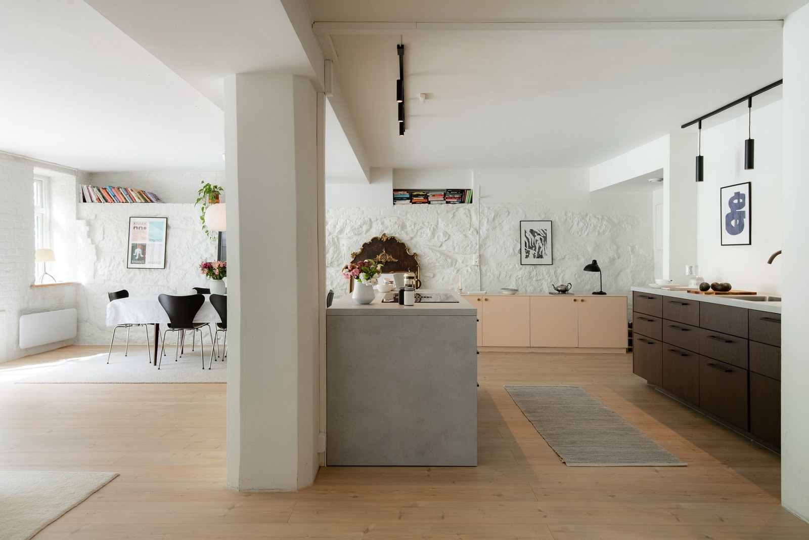 Tidsriktig kjøkken med stilren innredning og glatte fronter som gir et minimalistisk og elegant preg. Galleribilde