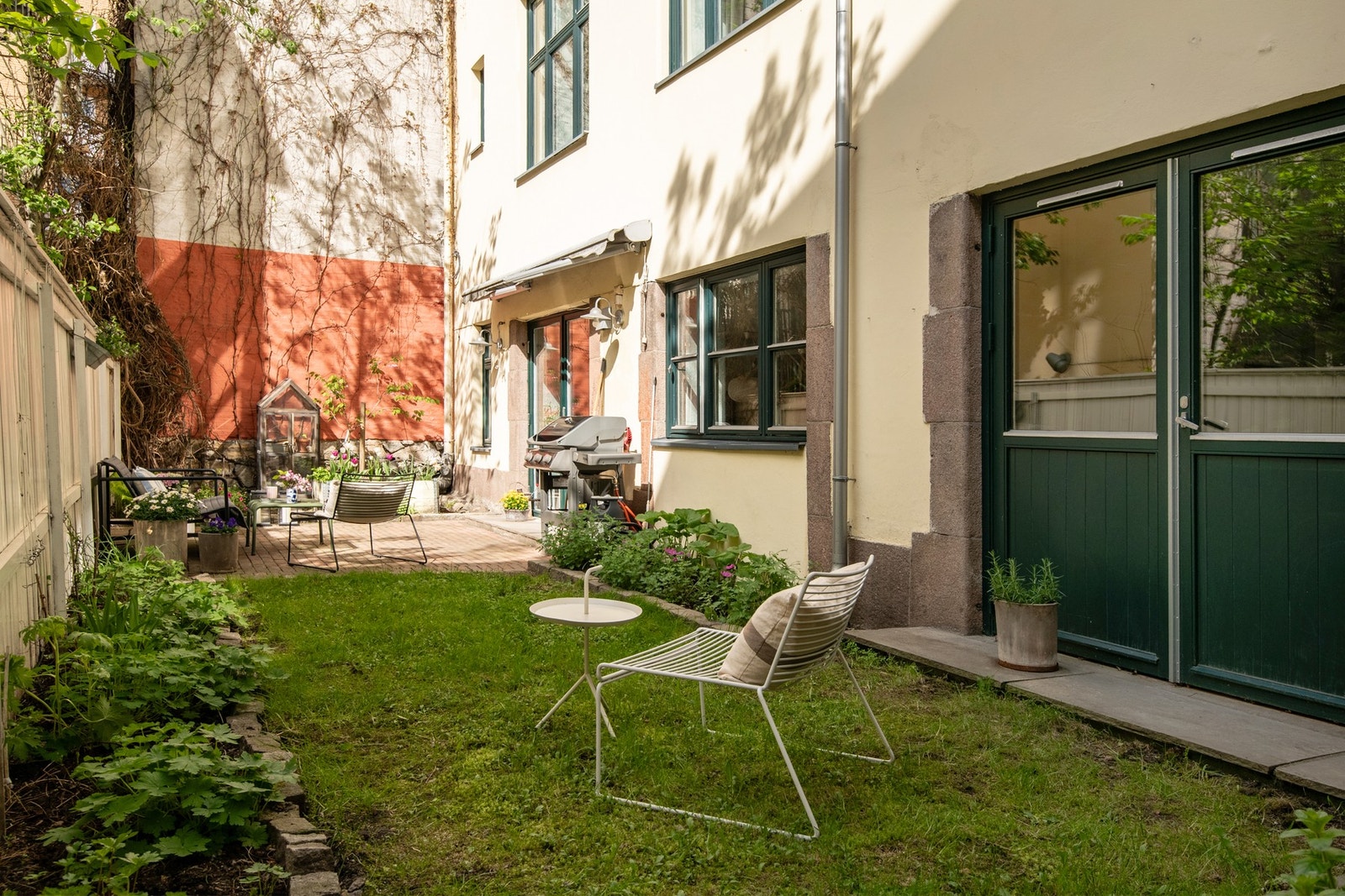 Her kan du nyte rolige morgenstunder med kaffe eller invitere til sosiale sammenkomster i lune omgivelser. Galleribilde