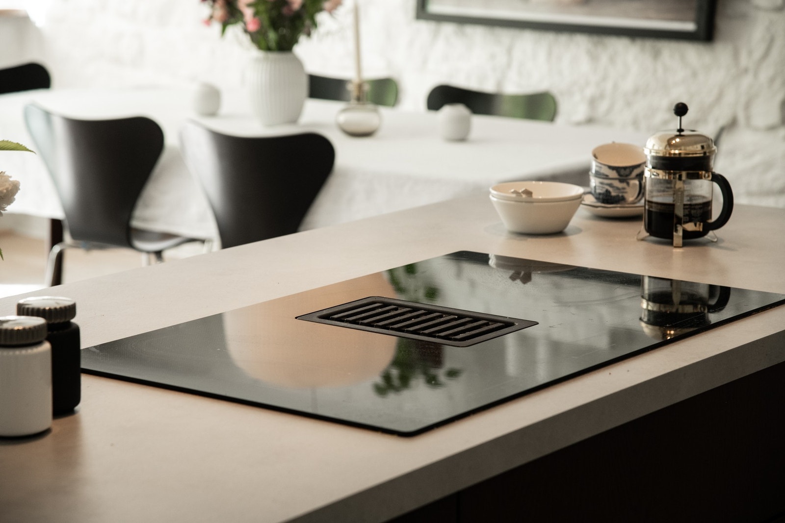 Kjøkkenet er godt utstyrt med integrerte hvitevarer, inkludert induksjonstopp med kullfilterventilator, stekeovn, oppvaskmaskin og kjøl/frys. Galleribilde
