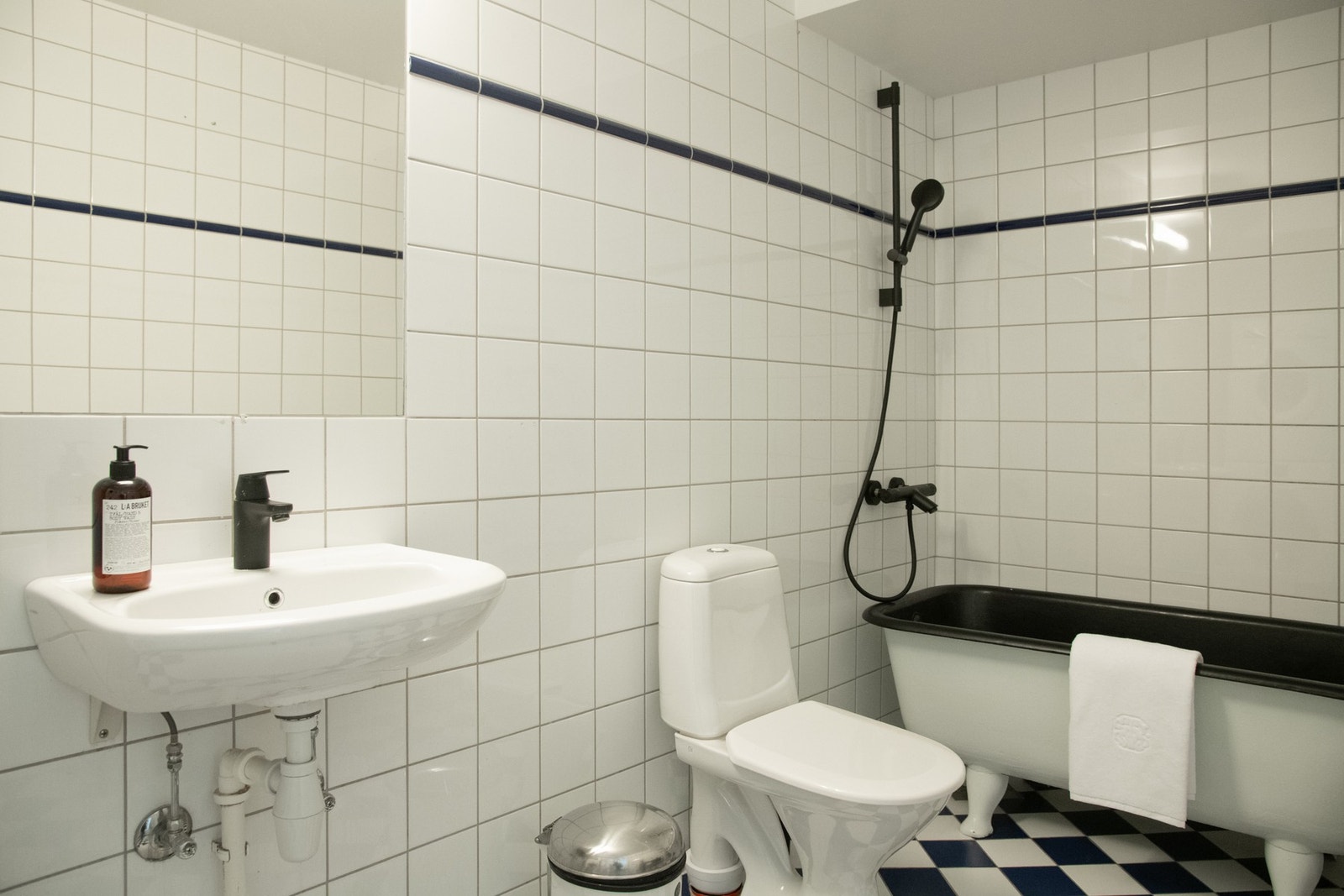 Det andre badet er fra 1997/1998 med flislagte overflater og gulvvarme. Galleribilde