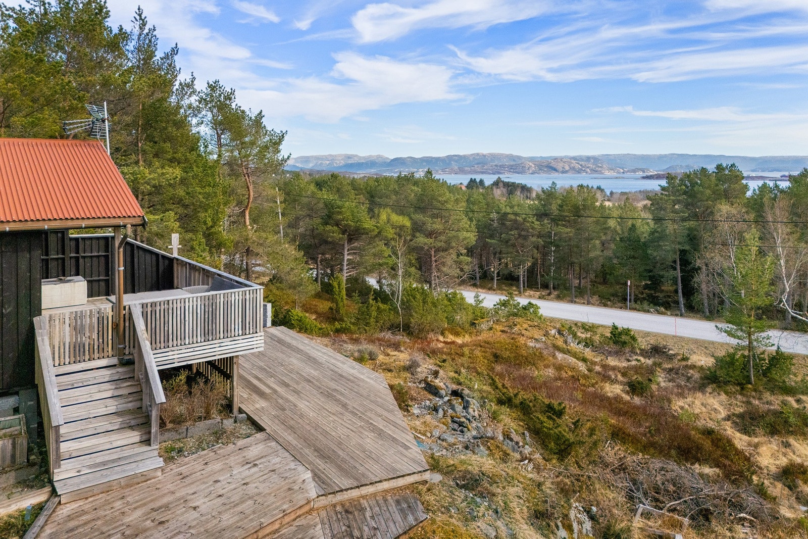 Hytta ligger på et høydedrag. Stor eiertomt med mange muligheter. Galleribilde