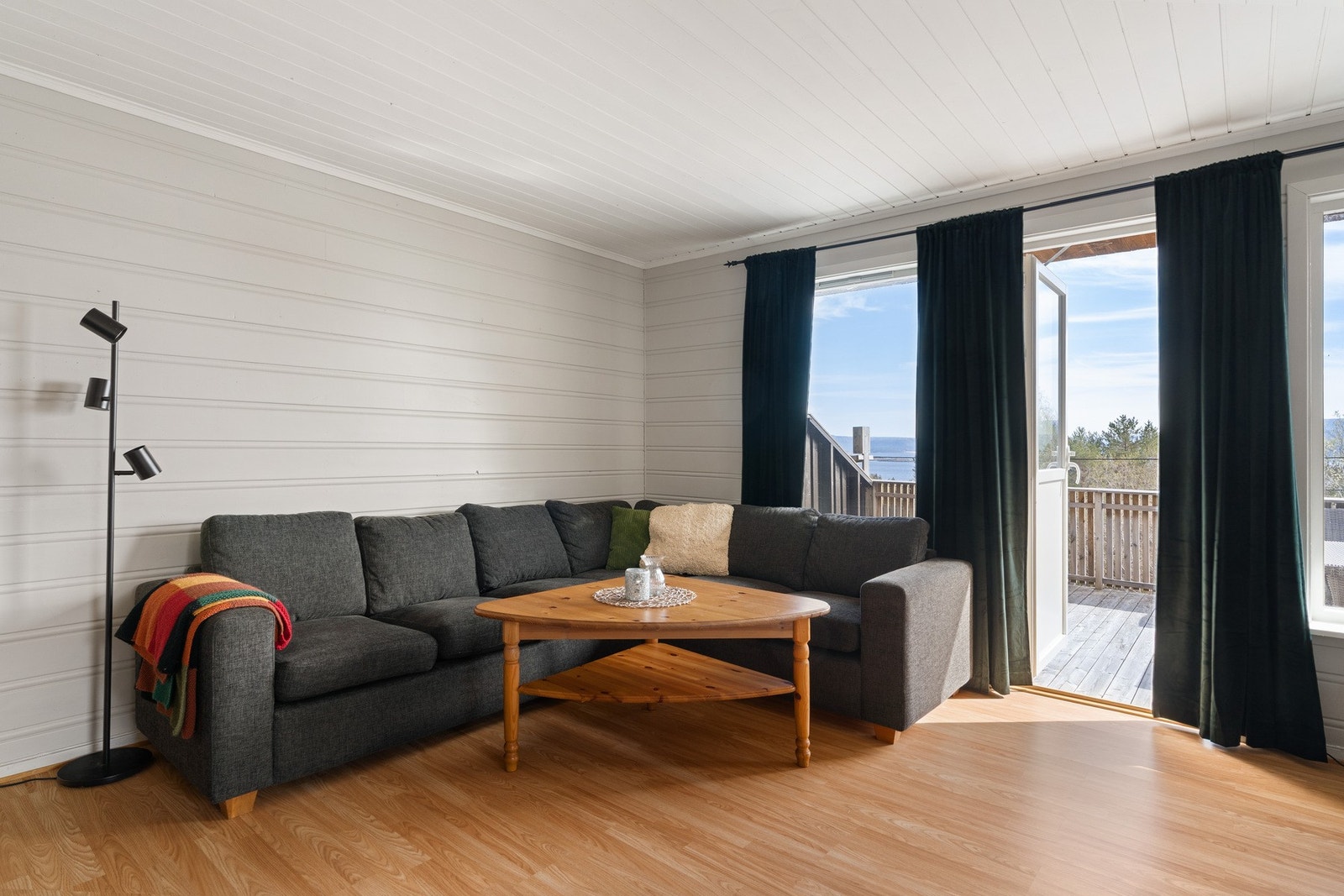 Utgang fra stue gjør det lett å ta i bruk uteområdet. Galleribilde