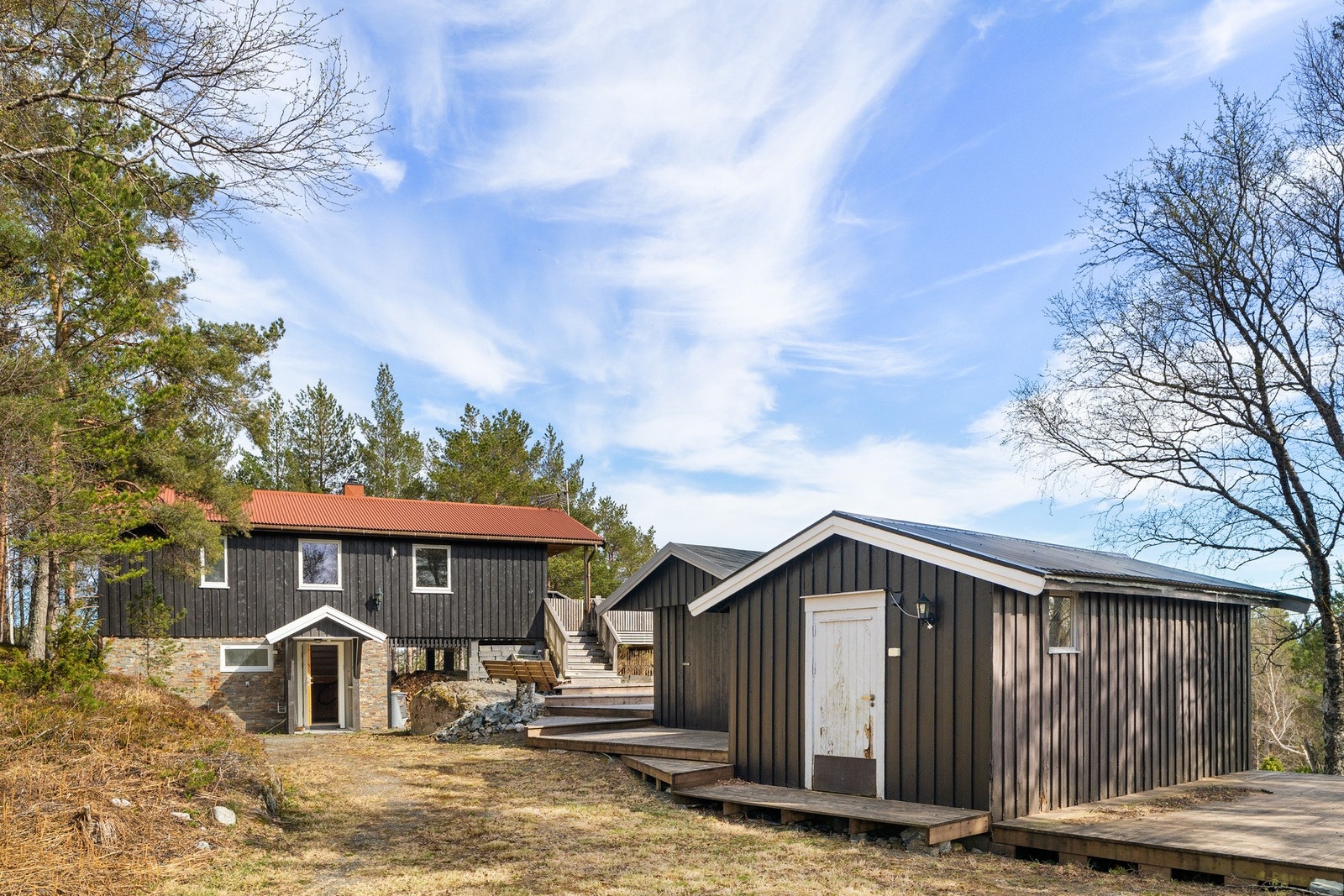Frittliggende anneks i forkant i bildet. Galleribilde
