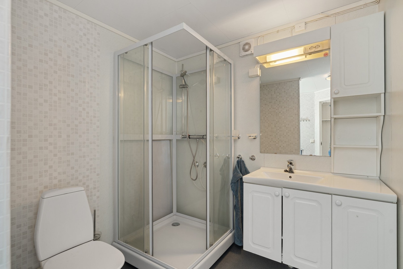 Badet er på ca. 6,4 kvm. Galleribilde