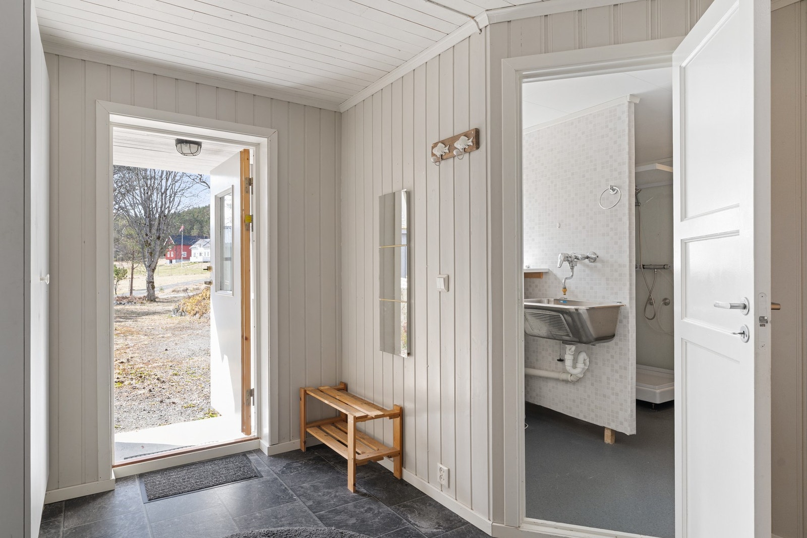 Praktisk inngangsparti med plass til yttertøy og sko. Galleribilde