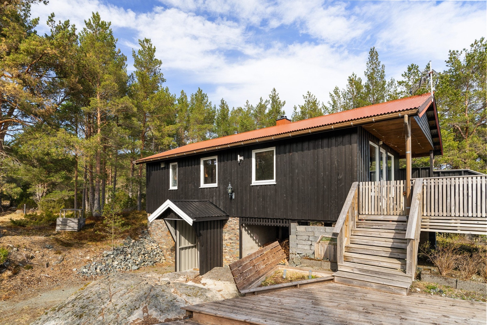 Hytta går over to plan. Under hytta er det godt med oppbevaringsplass. Galleribilde