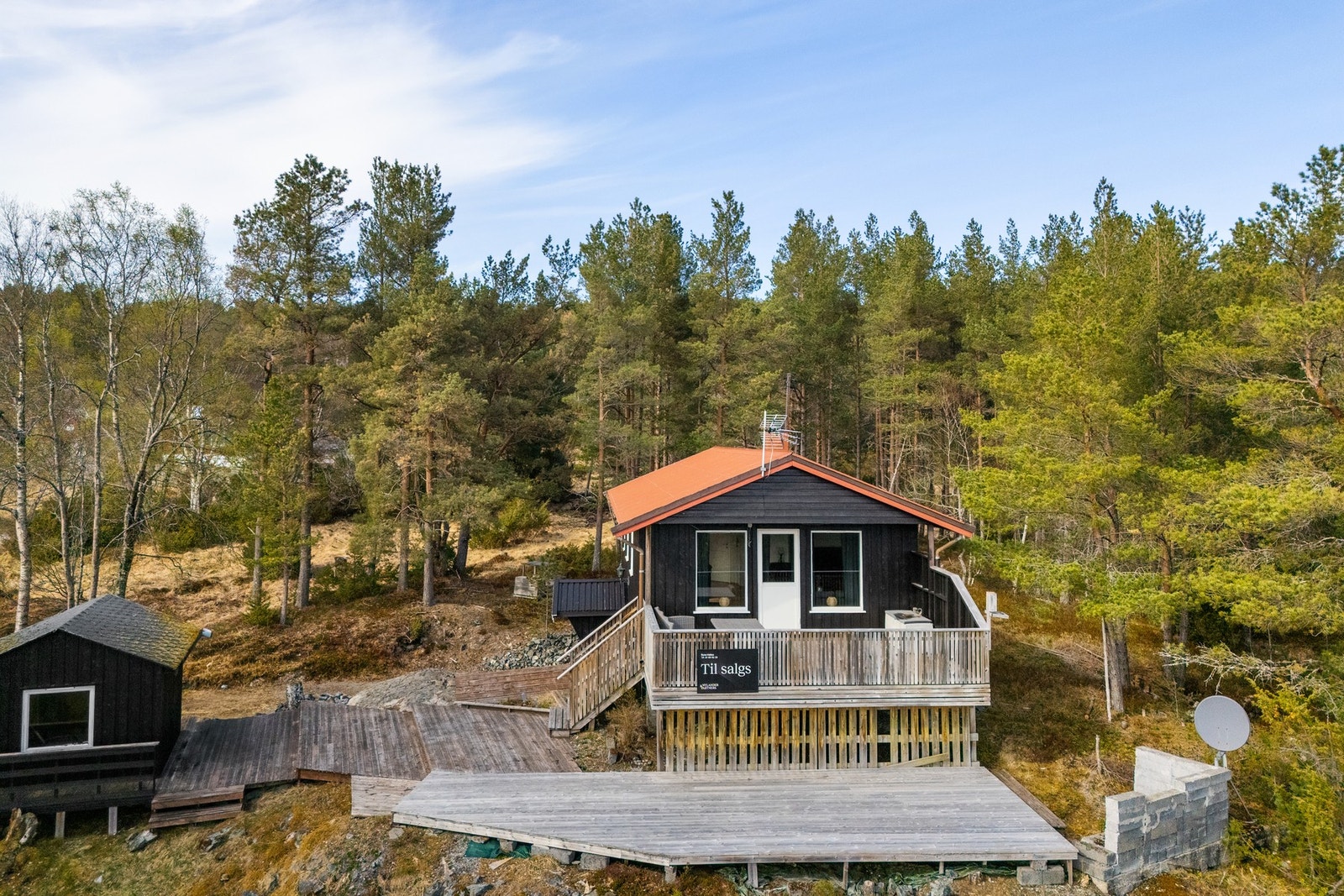 Flere fine oppholdsplasser rundt hytta. Galleribilde