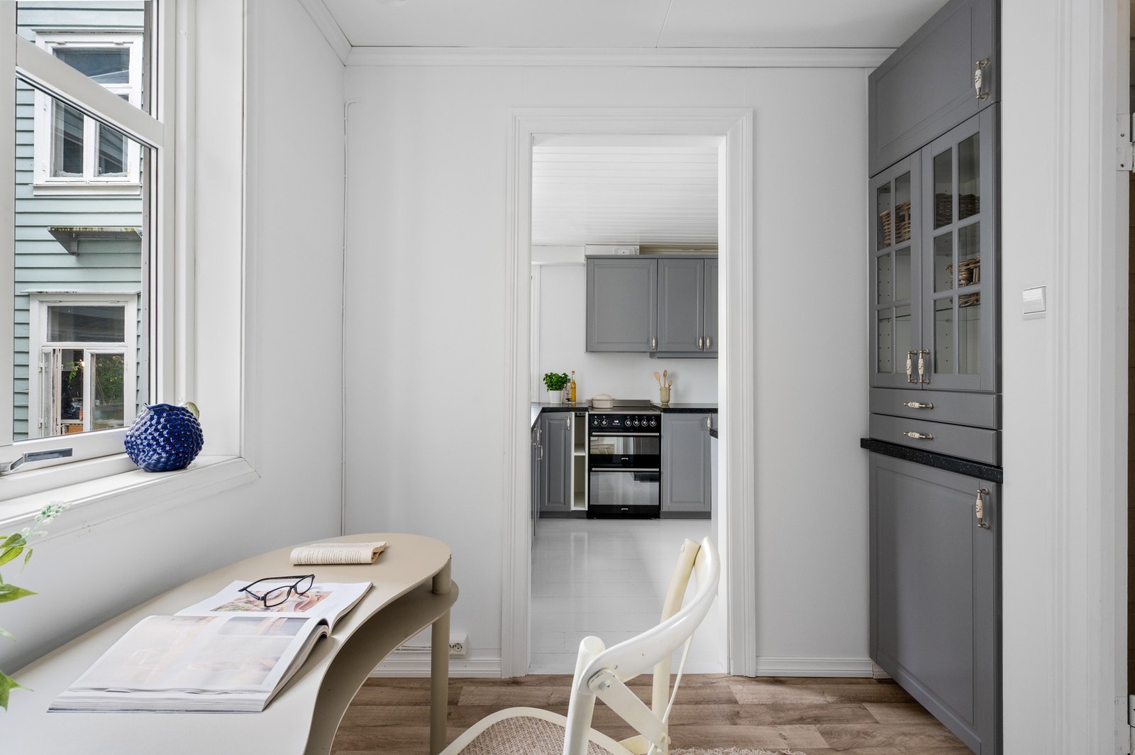 Grovkjøkken hvor det er plass til et lite spisebord eller en arbeidspult Galleribilde